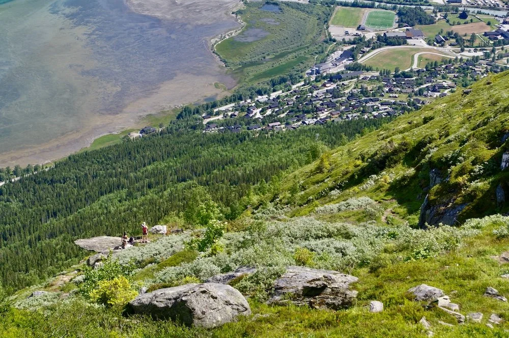 Utsikt til Kvilarsteinen fra stien opp Lomseggi i Lom