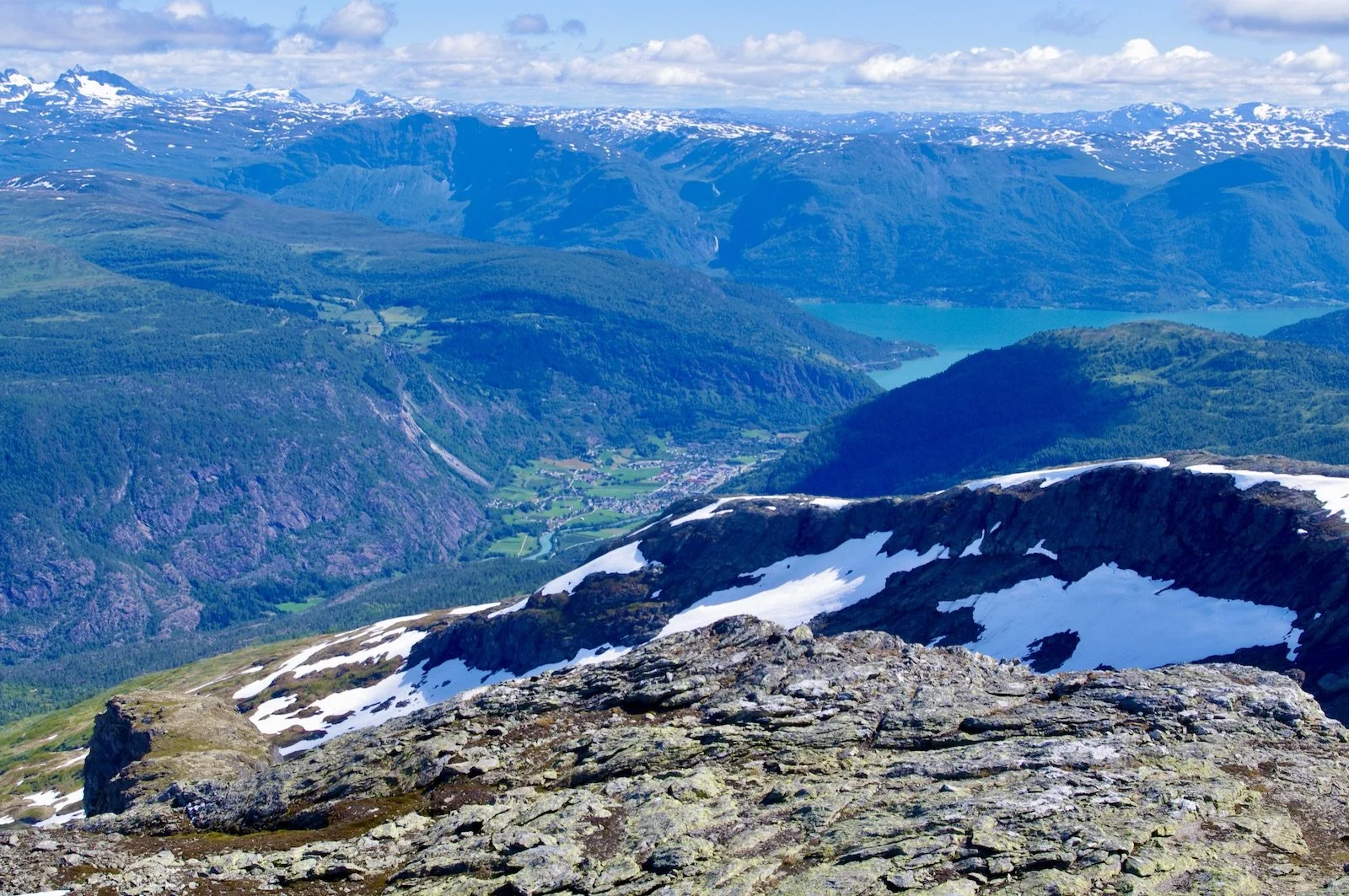 Nosi på Asbjørnnosi 1610 meter over Lustrafjorden