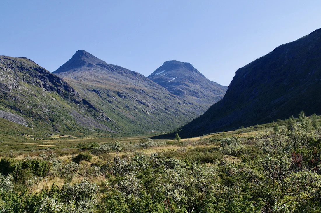 Utsikt innover Helgedalen og opp til Steindalsnosi og Fanaråken