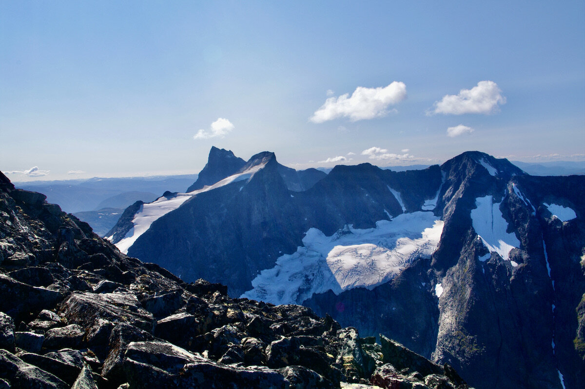 Fra Nordre Dyrhaugstinden mot f.v. bakerst; Austanbottstindane, Store Ringstind, Søre- og Store Soleibotntinden med Nordre Soleibotntinden fremst t.h.