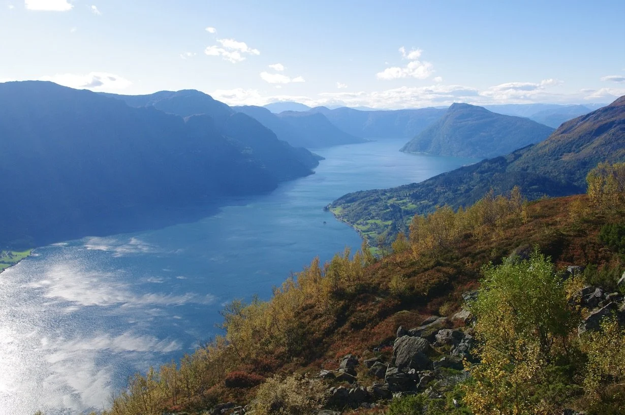Vakker høstdag med utsikt utover Lustrafjorden, fra stien like under Børesteinen