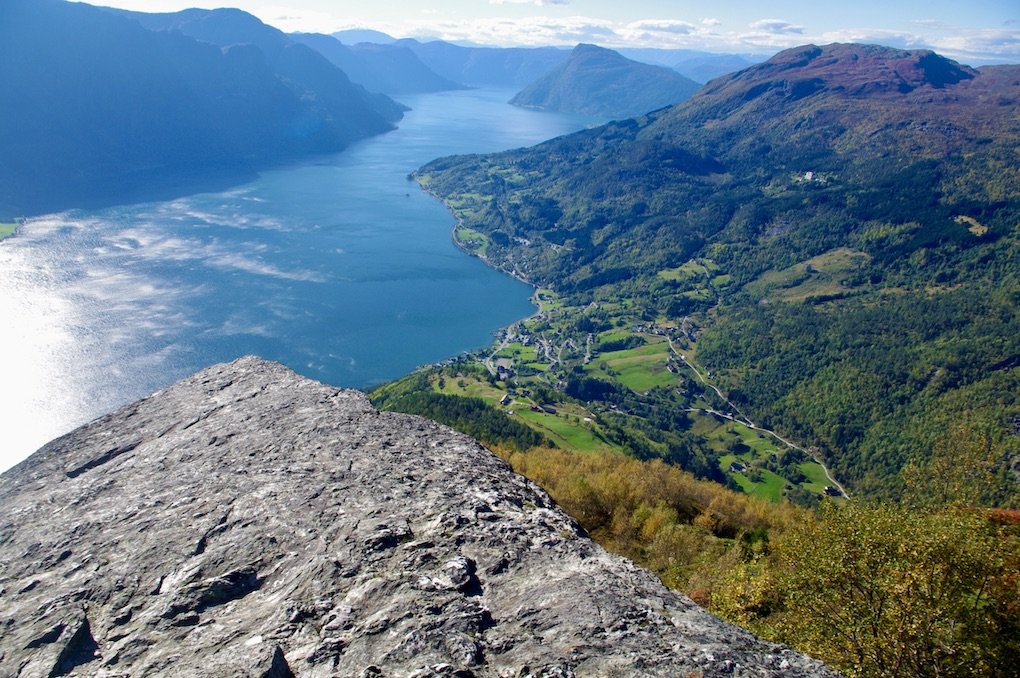 Utsikt fra Børesteinen ned til Berge og Luster
