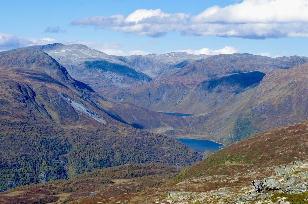 Utsikt fra Høyde 1166 ned til Hersetehovden, Kringlevatnet og Smørvevatnet med Kattøyra og Vangsen over t.v. og Øystølsreset og Hamrsdalsnosi t.h. med Fantelibotnen i midten bak