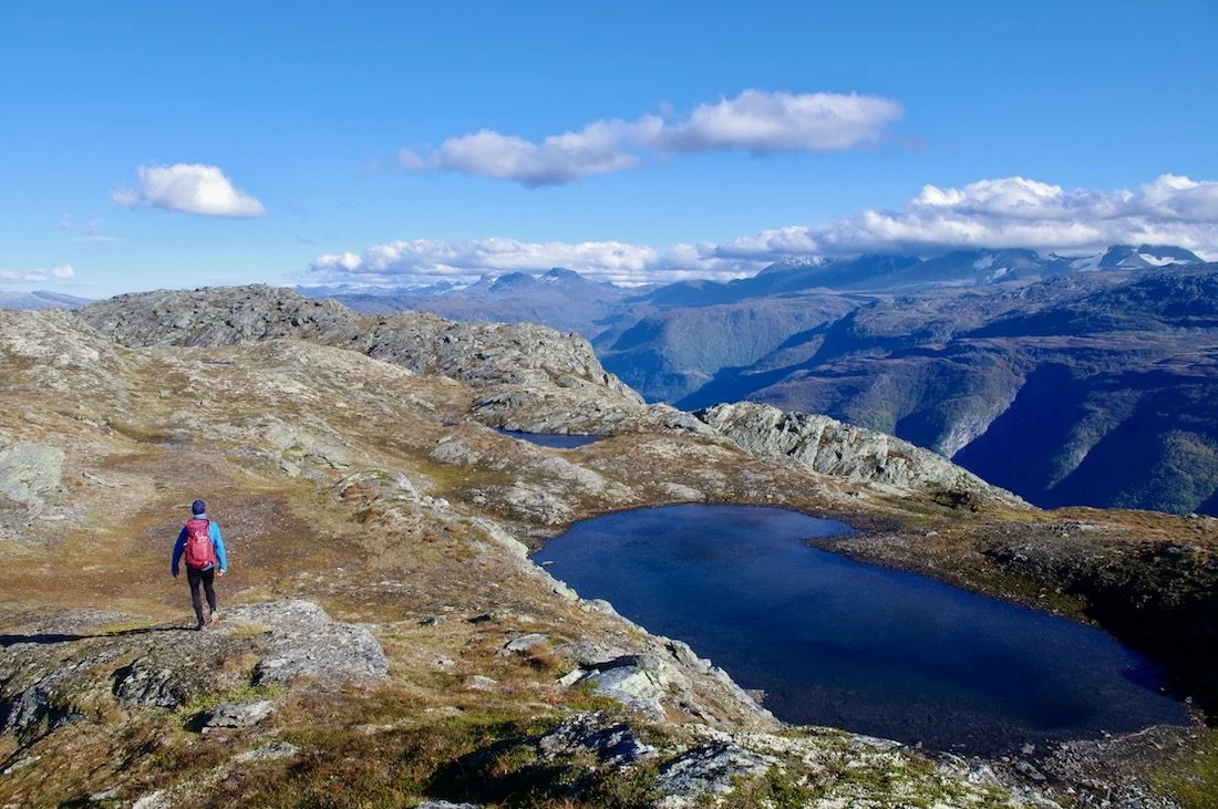 Nydelig terreng og makeløs utsikt med Fjøsnanosi i sikte