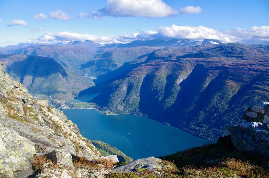 Spektakulær og vakker utsikt ned til Fjøsne og Skjolden med Vest Jotunheimen i bakgrunnen