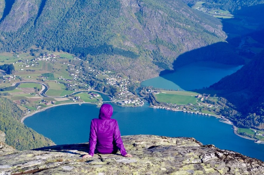 Vakkert og luftig fra Fjøsnanosi ned til Skjolden