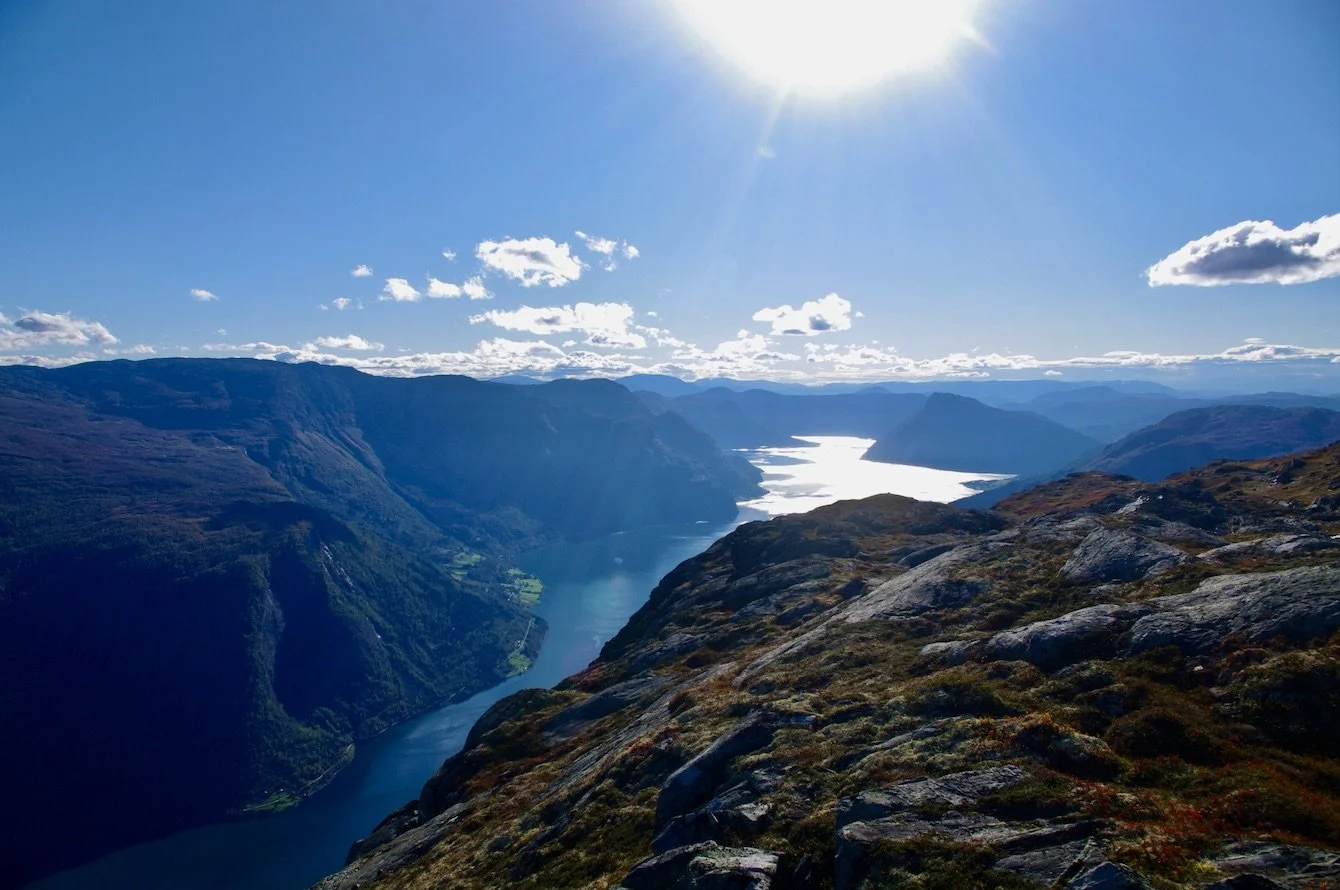 Luster betyr den lyse, lyse opp og glans