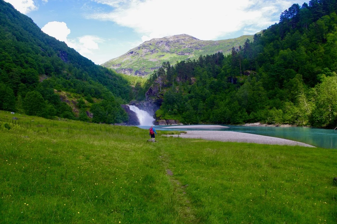 Vakker elveslette ved Bølifossen