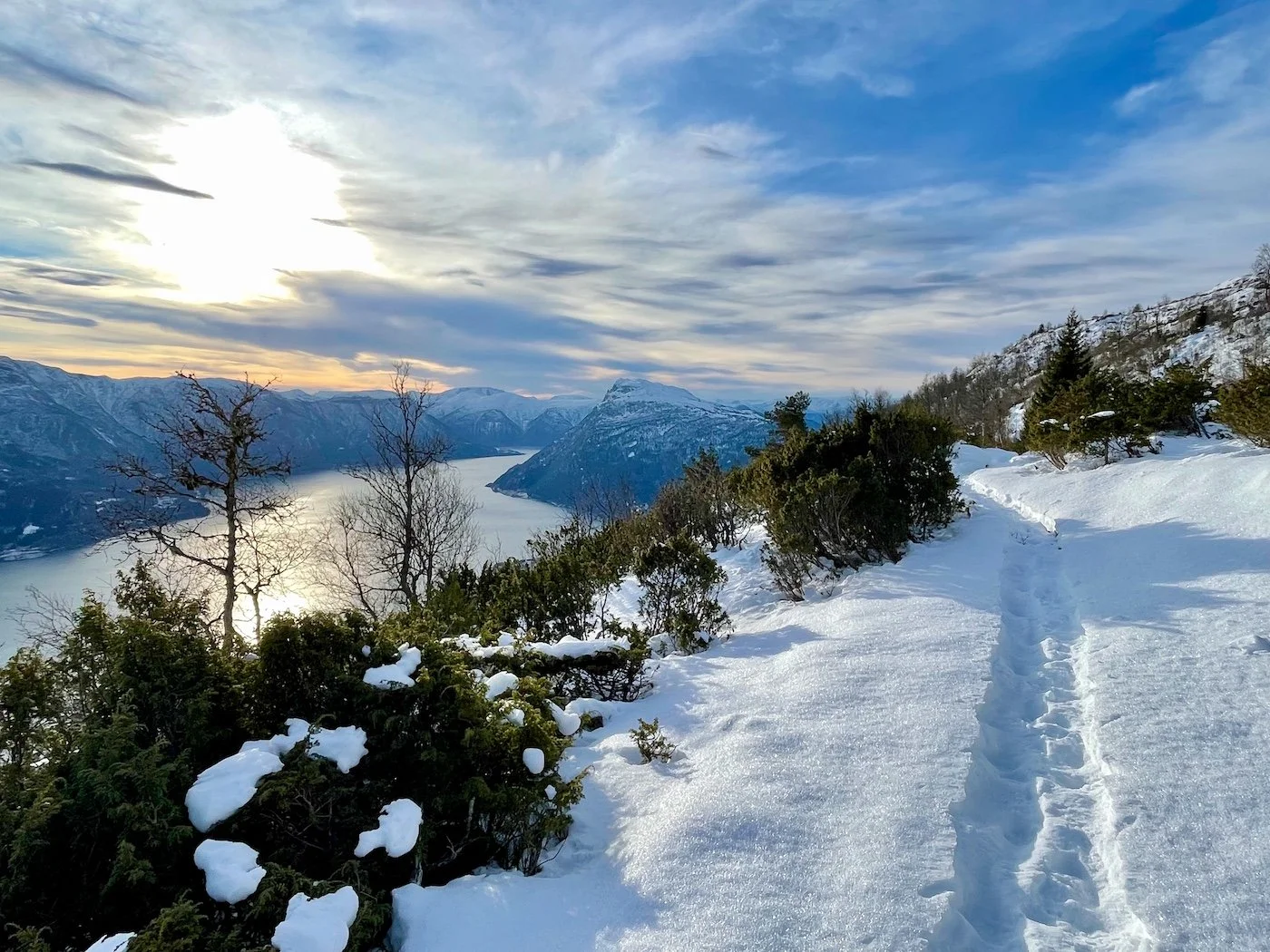 Vakker snøsti over Blokkedalen mot Ramnaberg