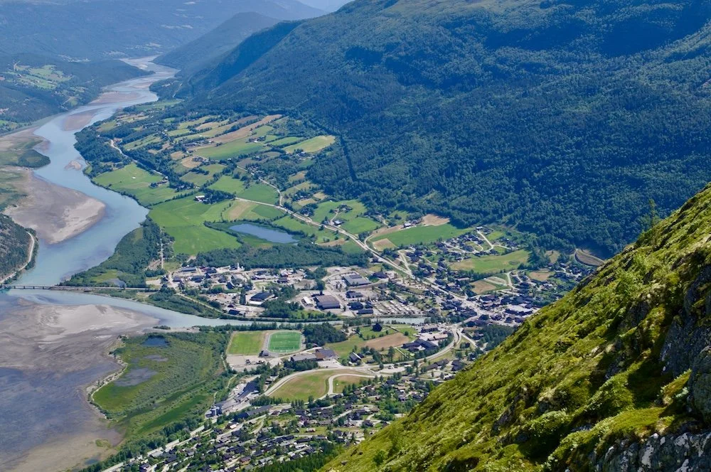Nydelig utsikt til Lom fra stien opp Lomseggi