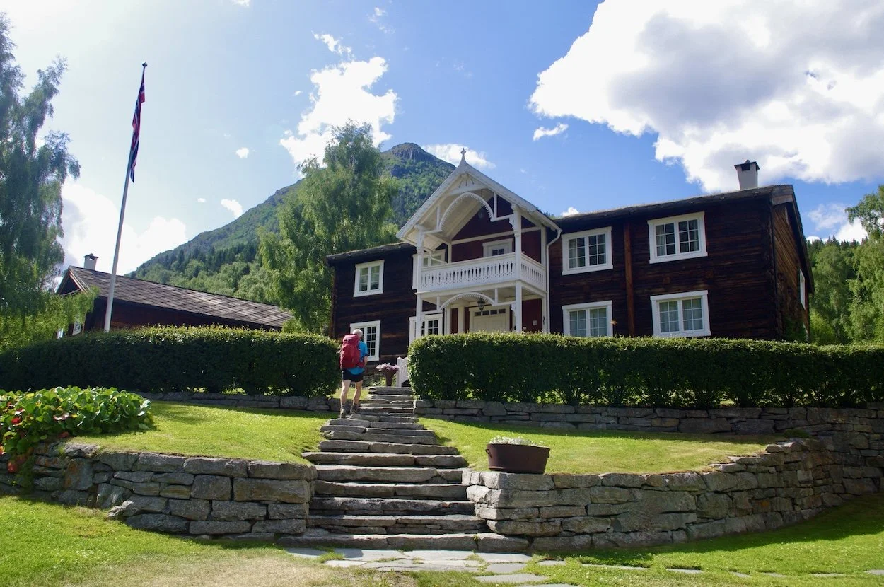 Andvord Gård i Lom med Lomseggen bak
