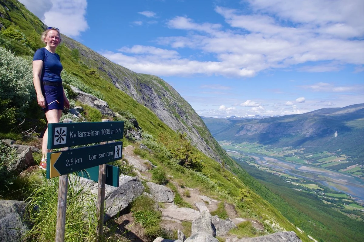 Fra stien ved Kvilarsteinen på vei opp Lomseggen_Lomseggje