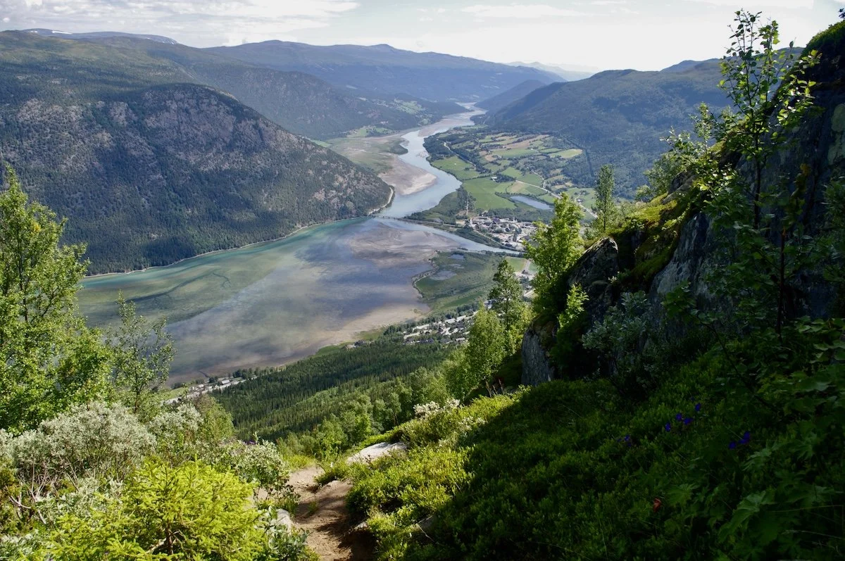 Utsikt til Lom fra stien opp Lomseggen