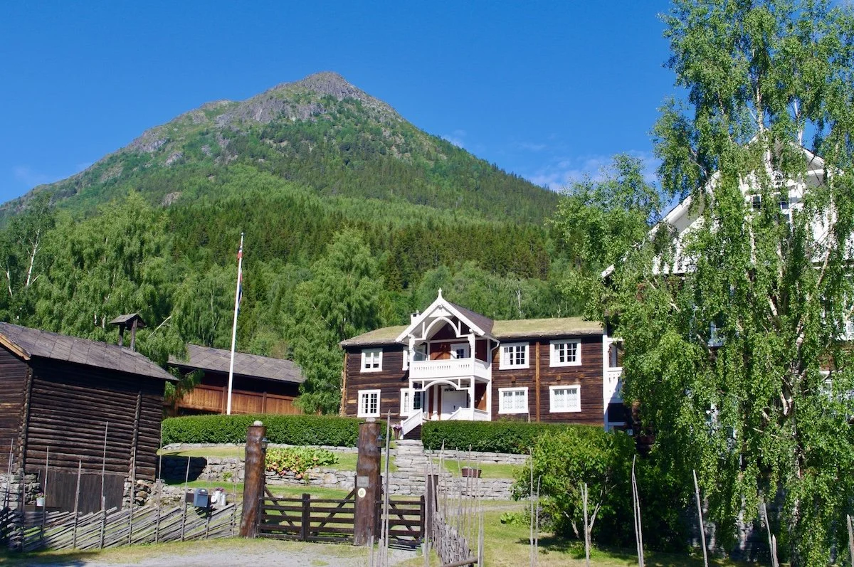 Andvord Gard med Lomseggen bak