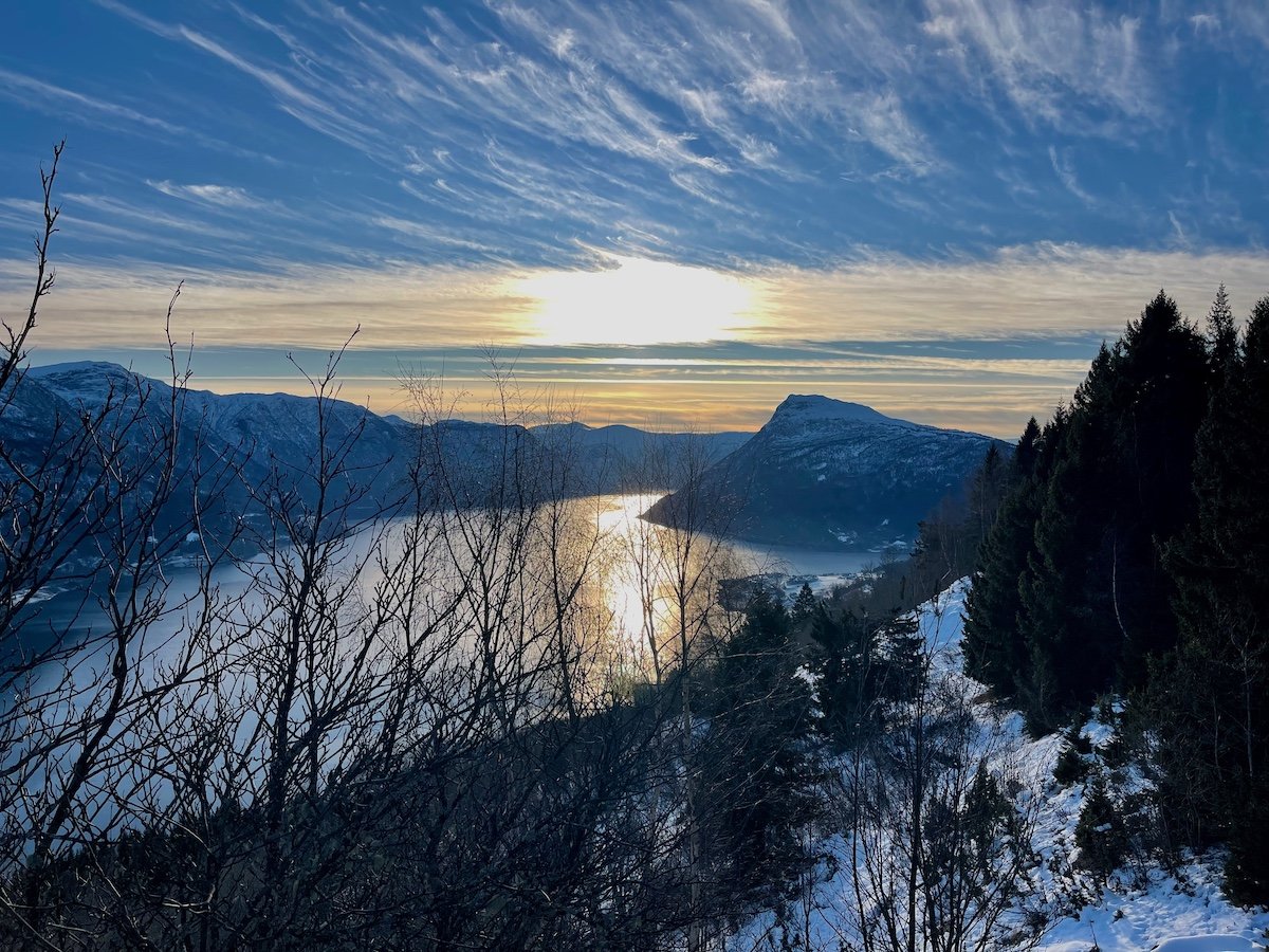 Utsikt fra Hunasete utover Lustrafjorden mot Molden