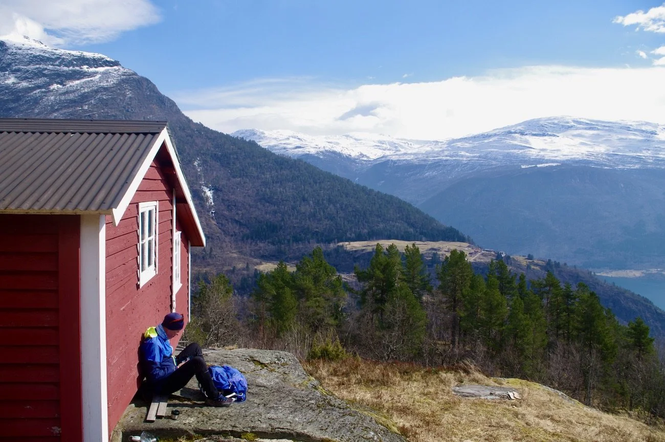 stølsbygning på Brennesteinane med utsikt mot Børesteinen og Berge gård