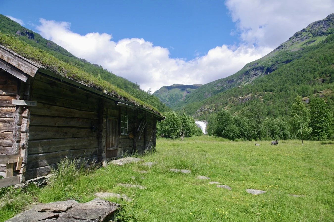 Stølen Dulsete med Dulsetefossen i bakgrunnen_Mørkridsdalen