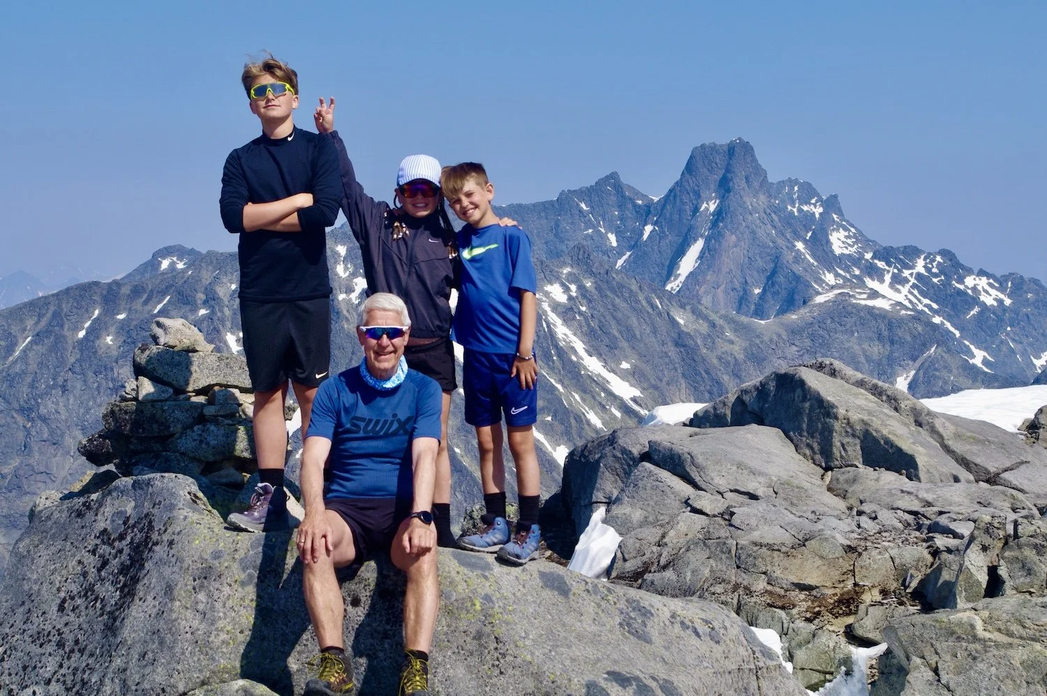 Fjellvenner ved toppvarden på Store Soleibotntinden