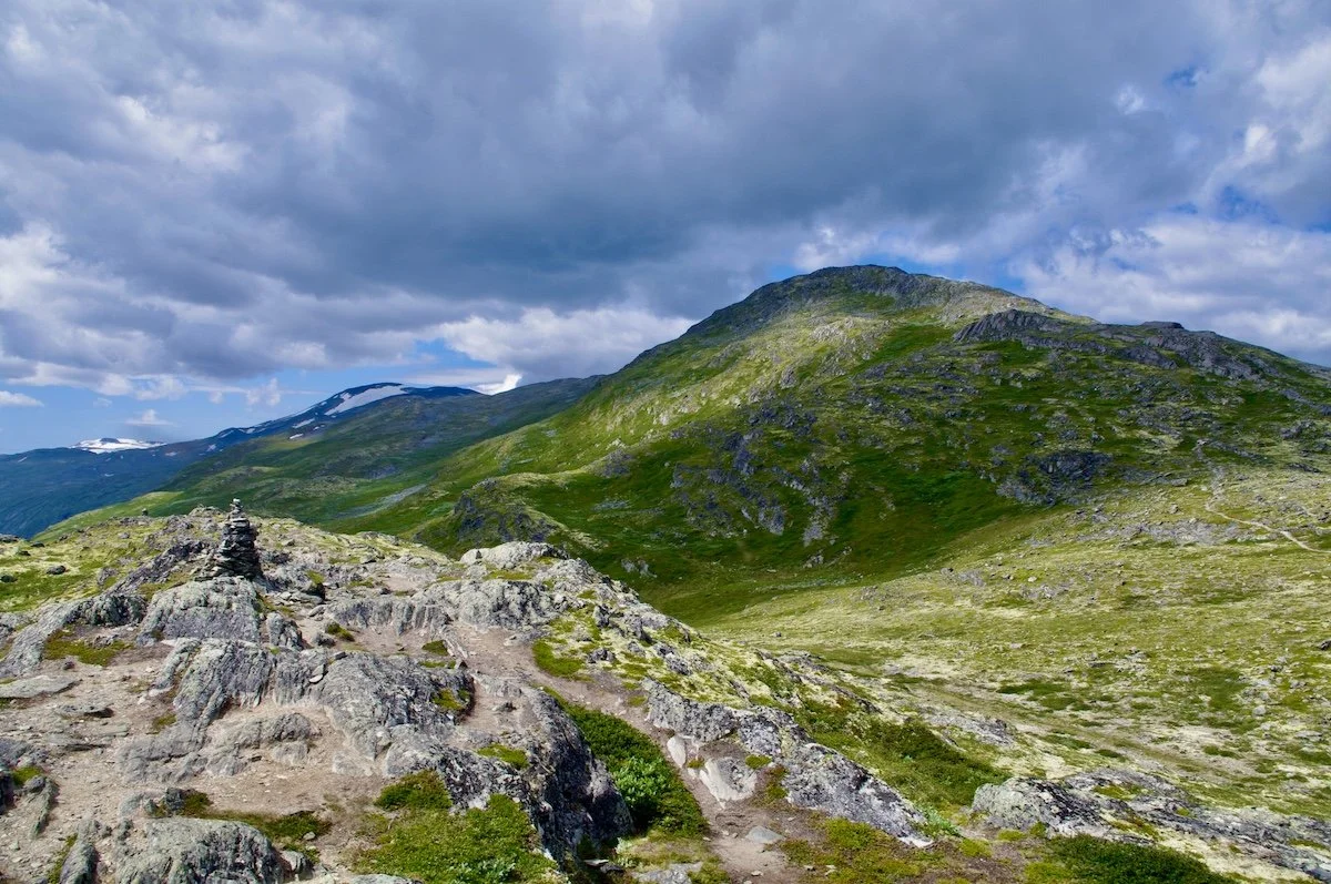 Utsikt fra Lomseggen 1289 moh. mot Eggjapiken