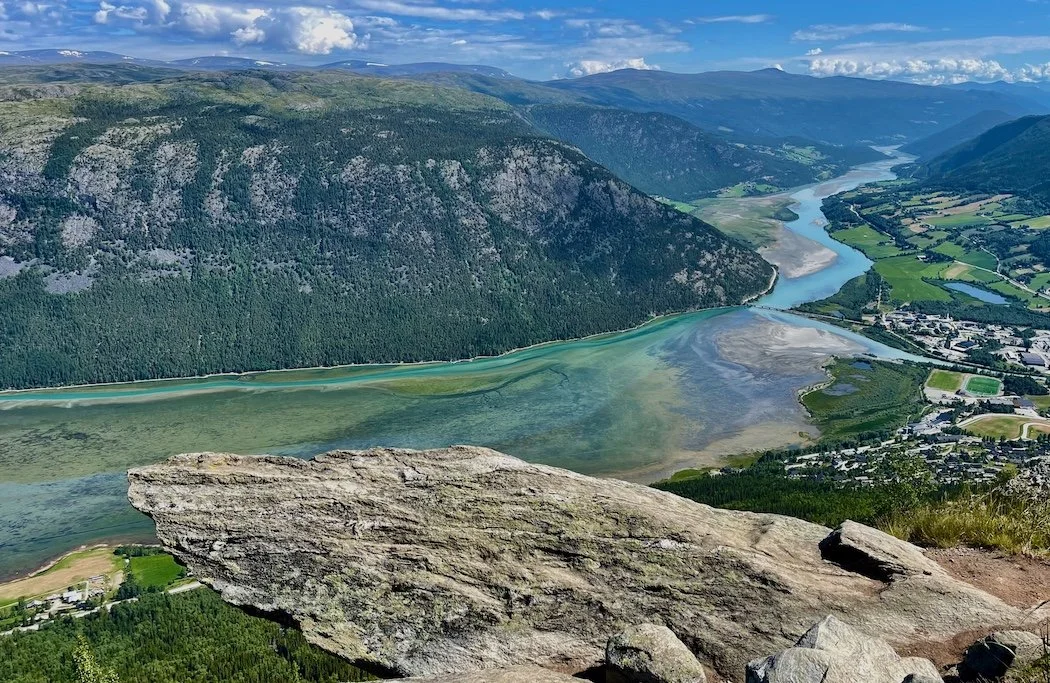 Kvilarsteinen ved stien opp Lomseggen