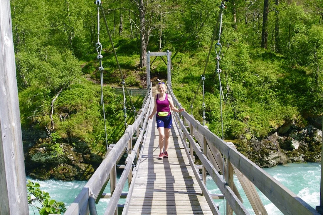 Broen over Mørkriselvi før Bølifossen