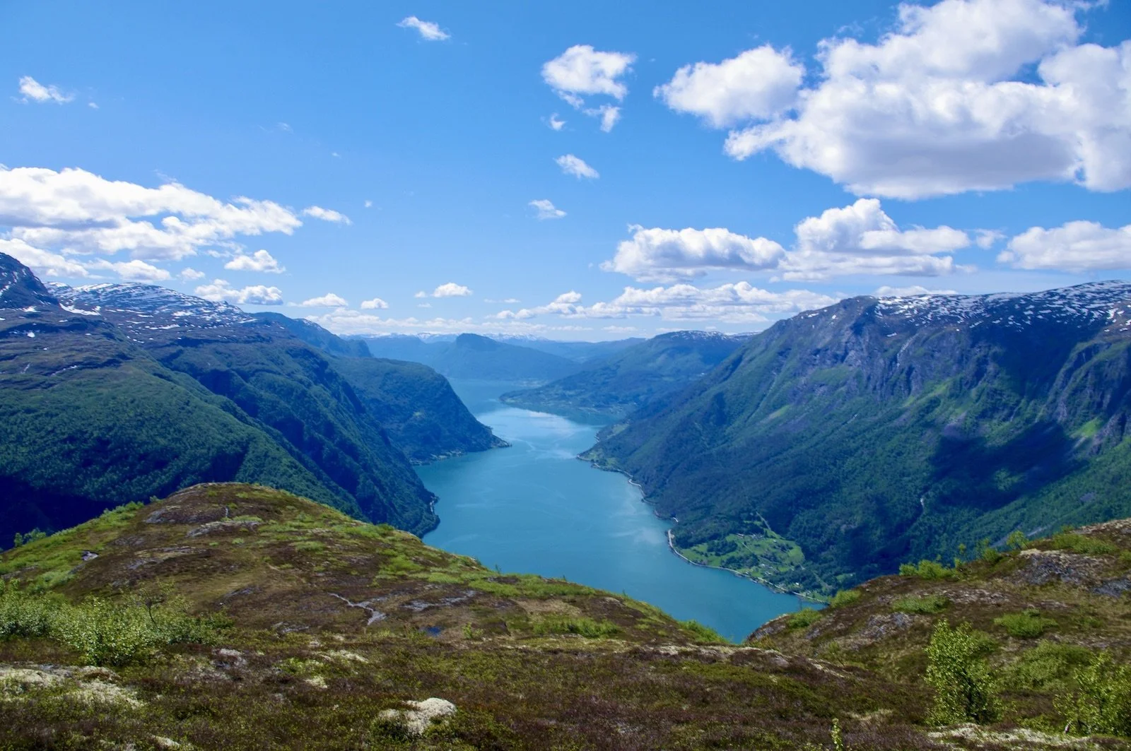 Bolstadnosi_Hjerseggnosi 923 moh. mot Lustrafjorden