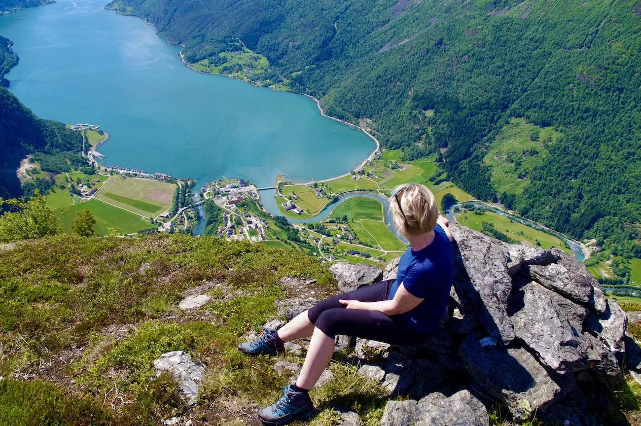 Bolstadnosi_Hjerseggnosi med spektakulær utsikt ned til Skjolden og innerste del av Lustrafjorden