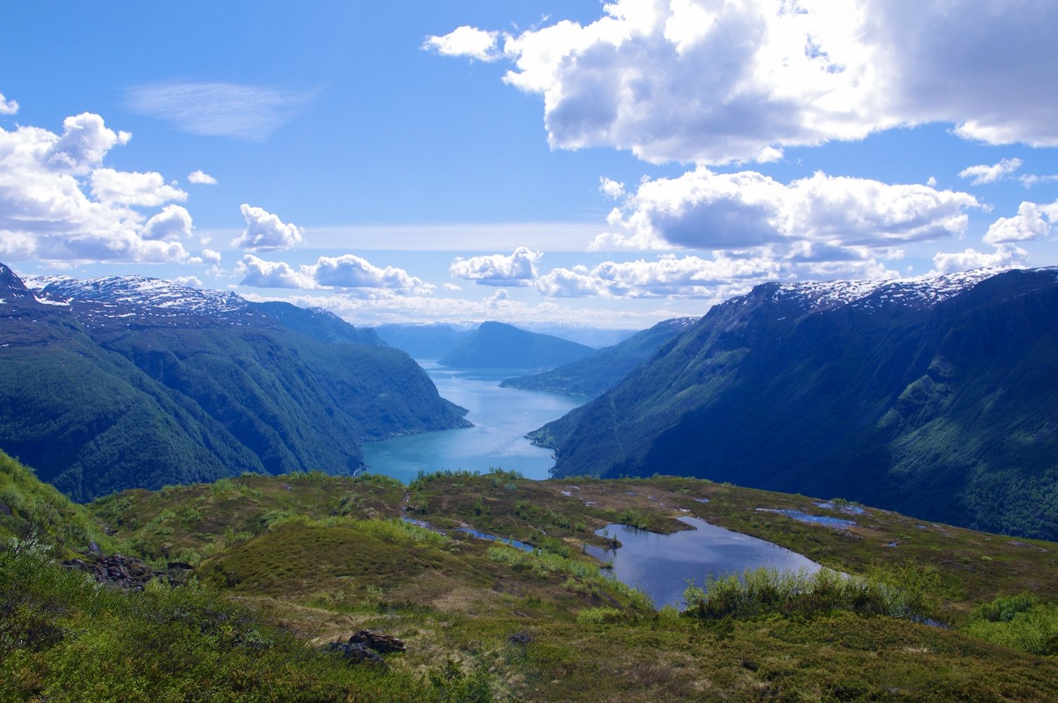 Skåravatnet og Lustrafjorden