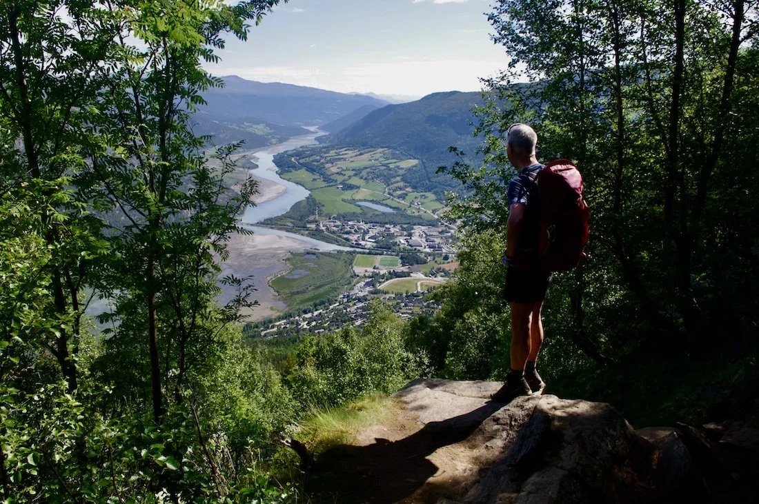 Lomseggen fjelltur med utsikt mot Lom
