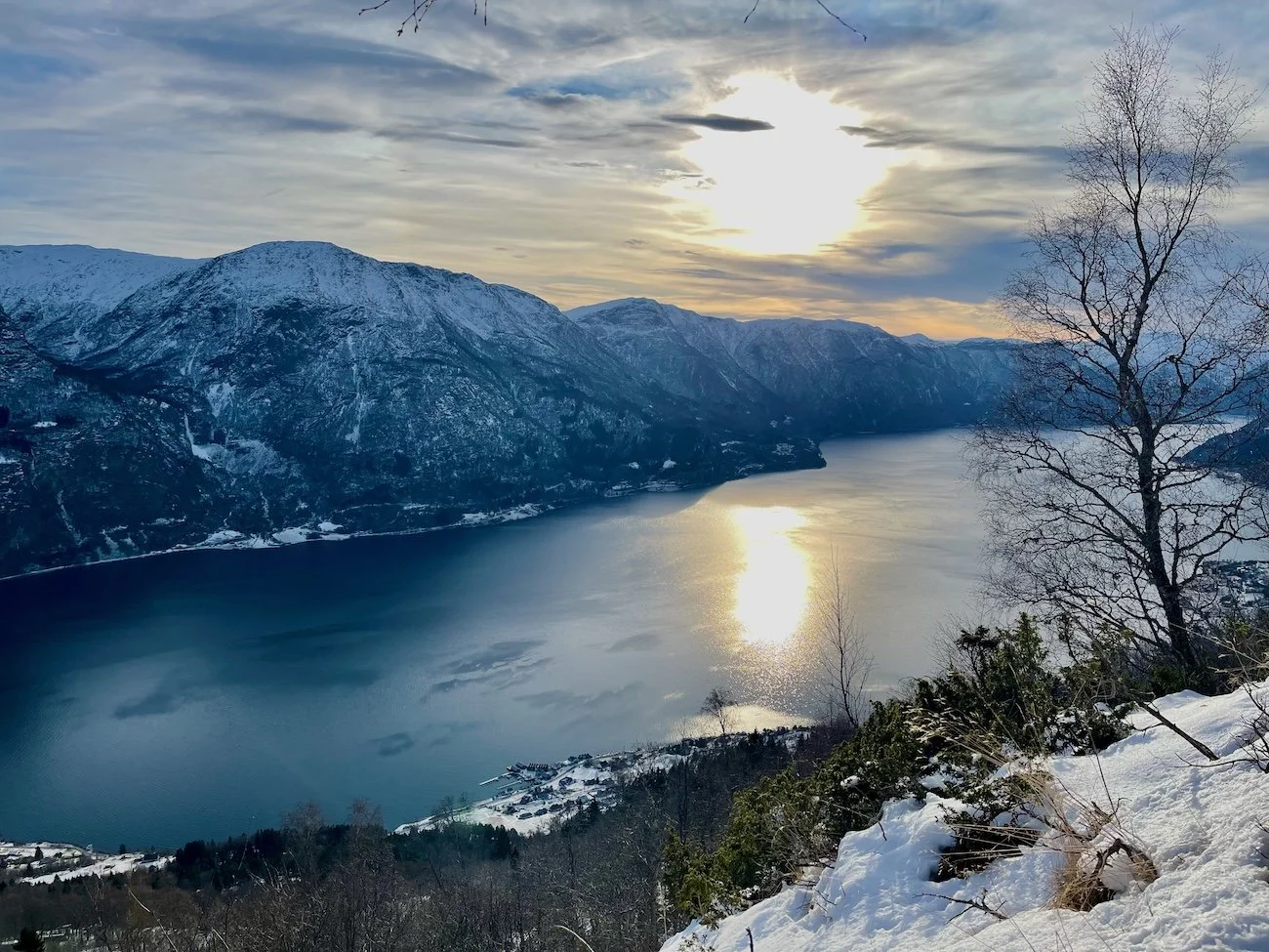 Flott utsikt ned til Høyheimsvik fra stien over Hunasete mot Blokkedalen