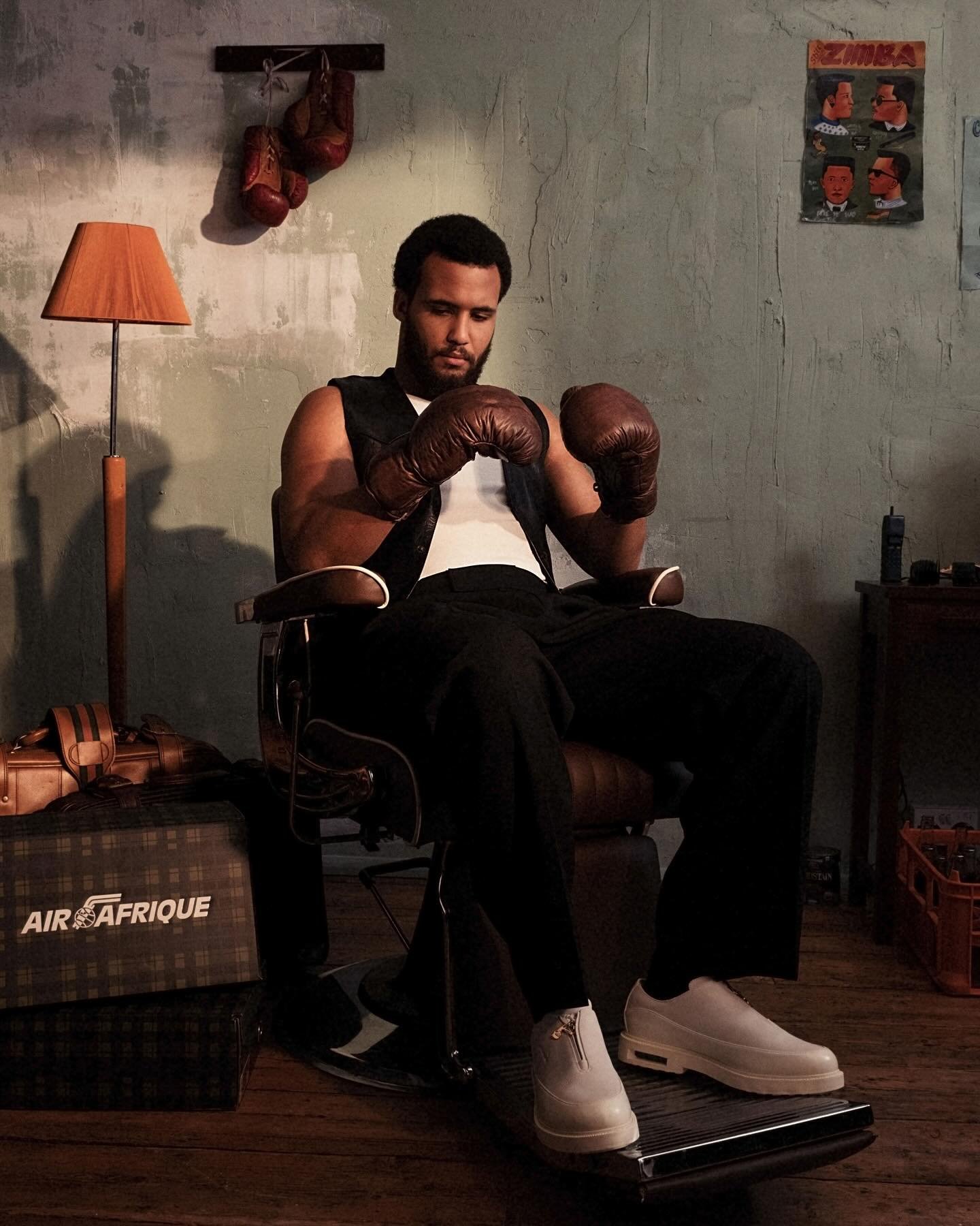 🥊 @m.itauma shot by @chieskafortunesmith for @nataalmedia with @nike and @airafrique_ 

Styling - @rudysimbabetty 
Set design - @maureenkargbostudio 
Videography - @elliottijewere 
Grooming - @malikacmakeup 
Photography assistance - @rl_r_l
DIT - @c