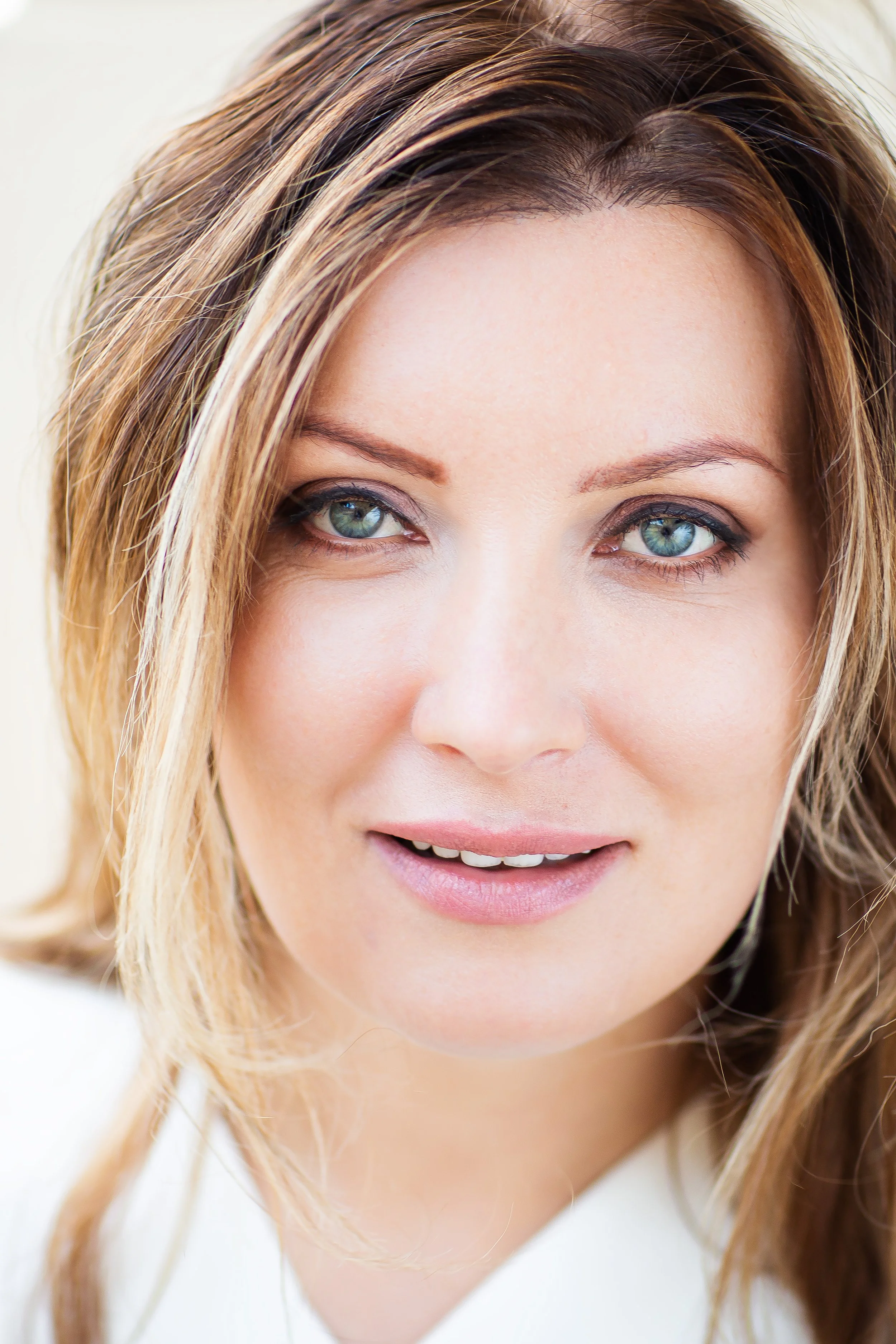 Birthday Photoshoot for Women in Stuttgart with professional hair and make-up. Fotoshooting in Stuttgart mit Fotografin und Haar und Make-up Styling.