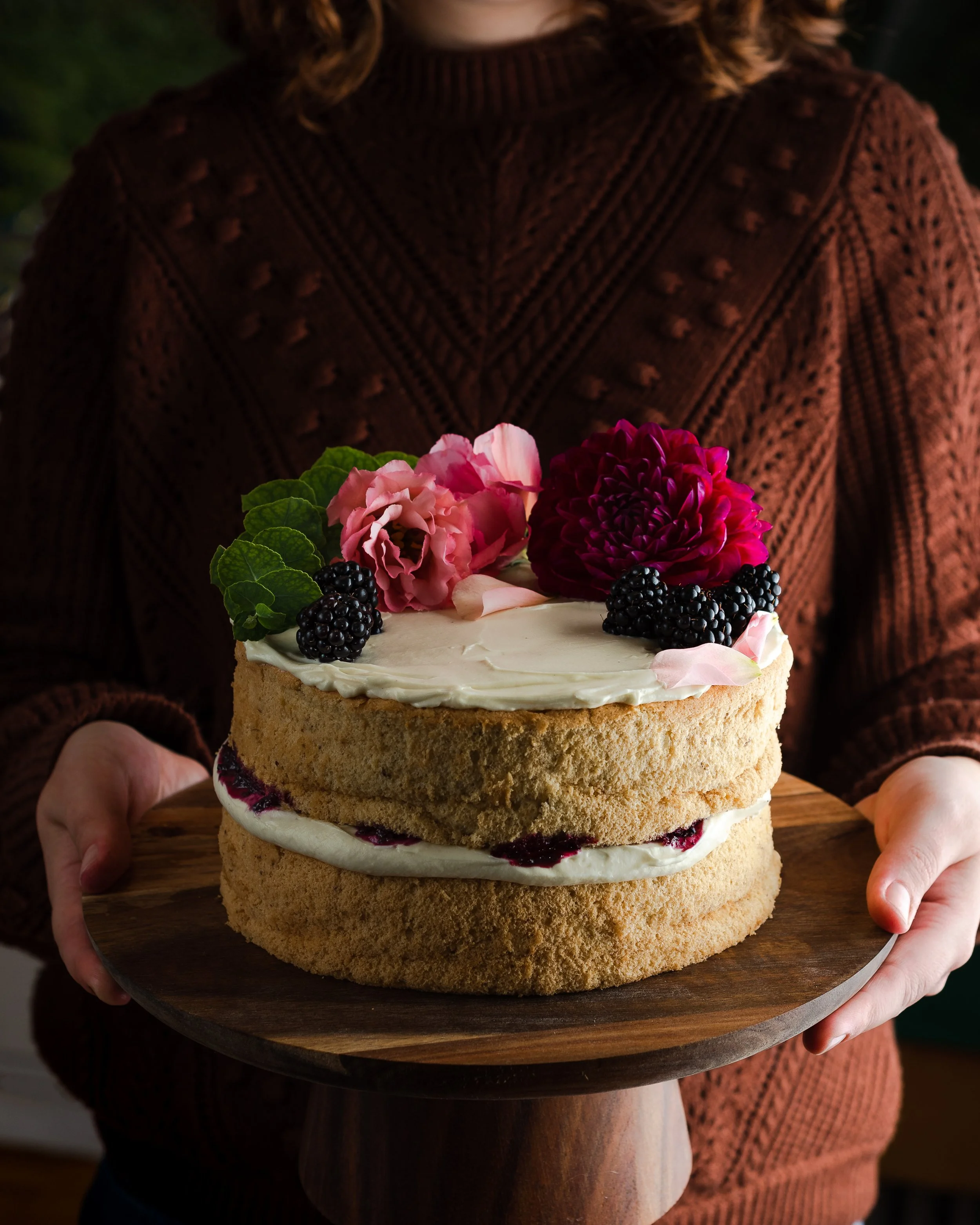 Fille avec gâteau chocolat blanc