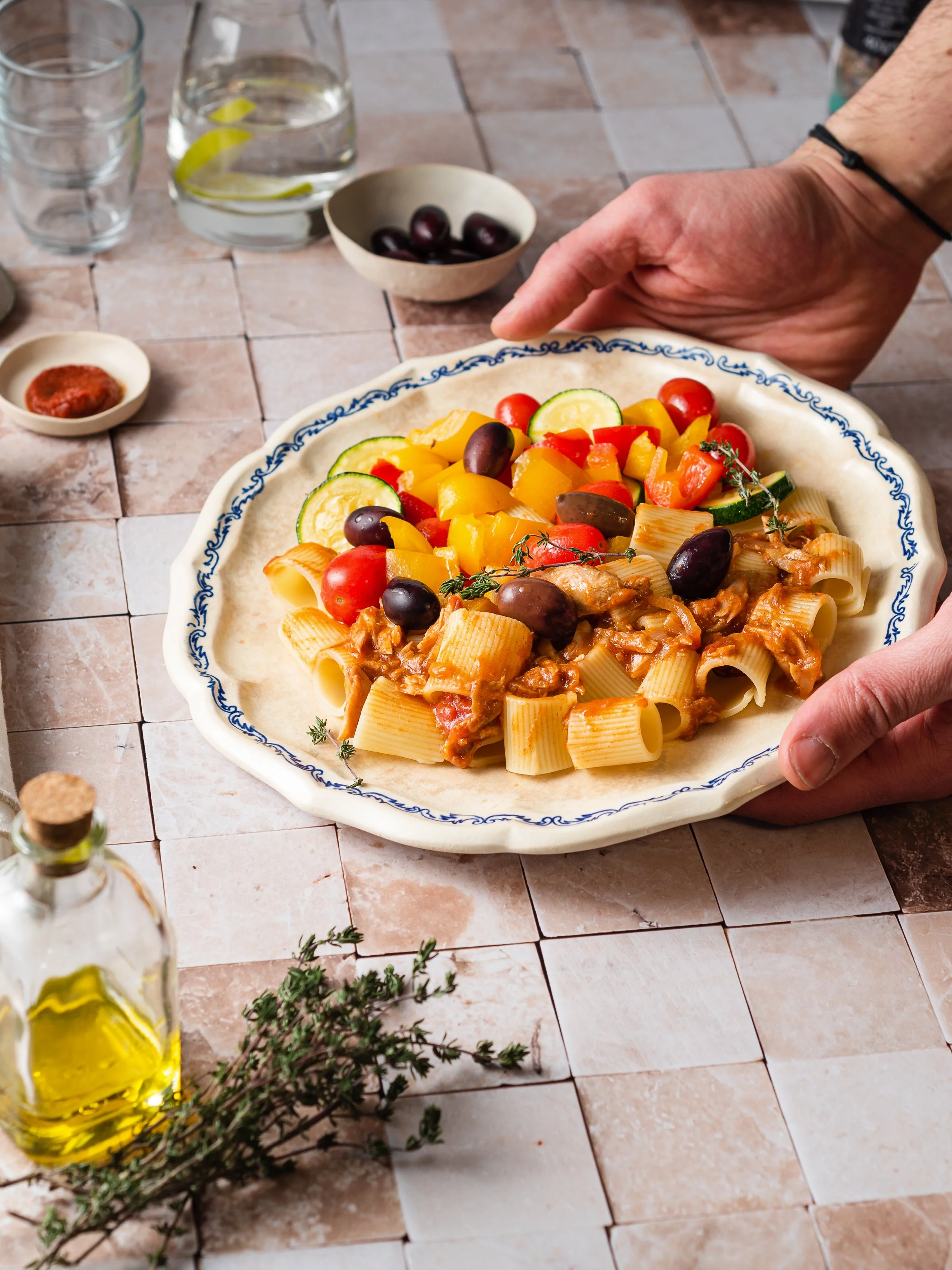 Rigatoni servis avec thon et légumes