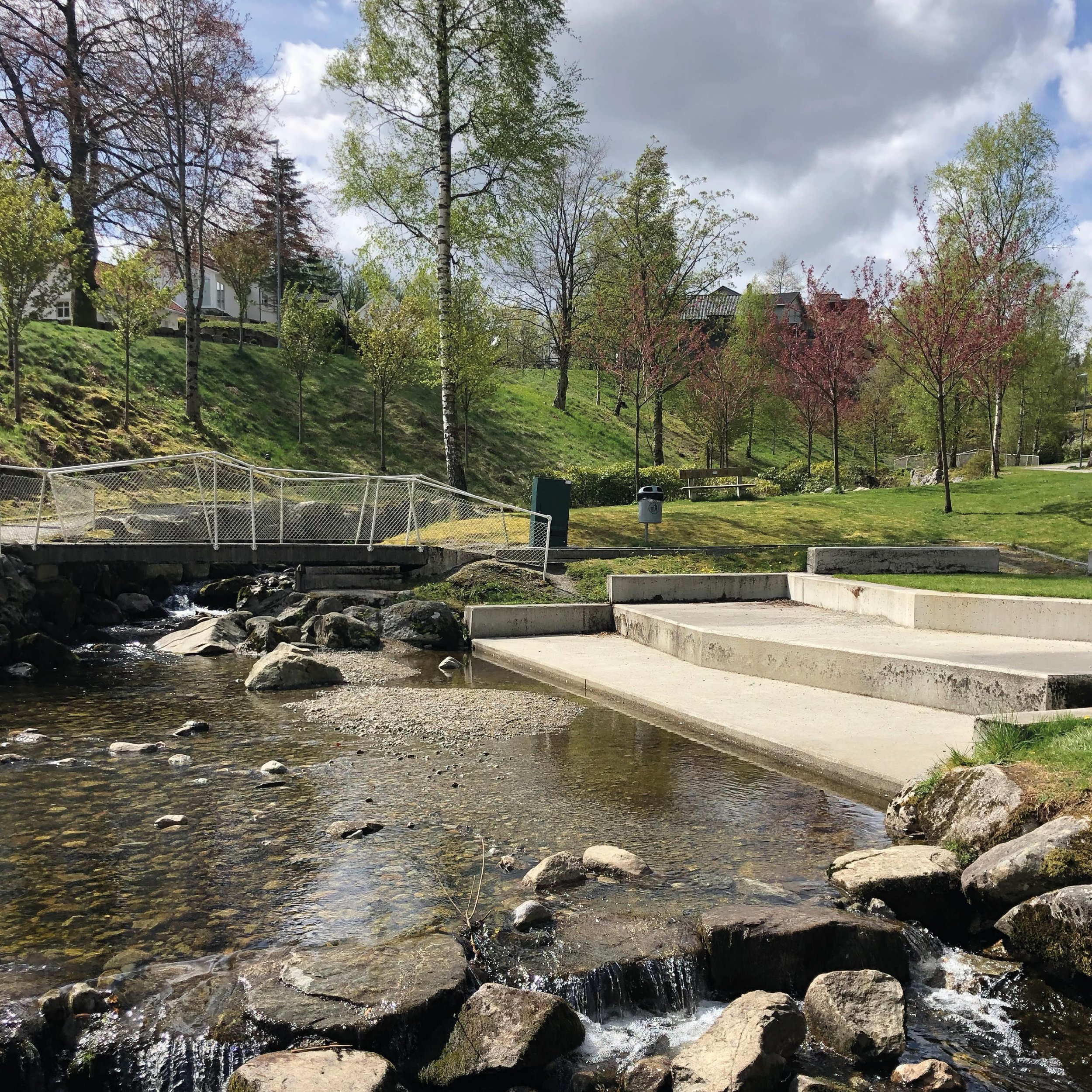 Bygdeparken ved Gjetlebekken, Oltedal, 2015
Oltedal var i ferd med &aring; bli en d&oslash;d pendlerbygd, men bygda tok grep for &aring; stoppe den negative utviklingen. Nyskapning og oppgradering av felles uteomr&aring;der ble prioritert som nye utf