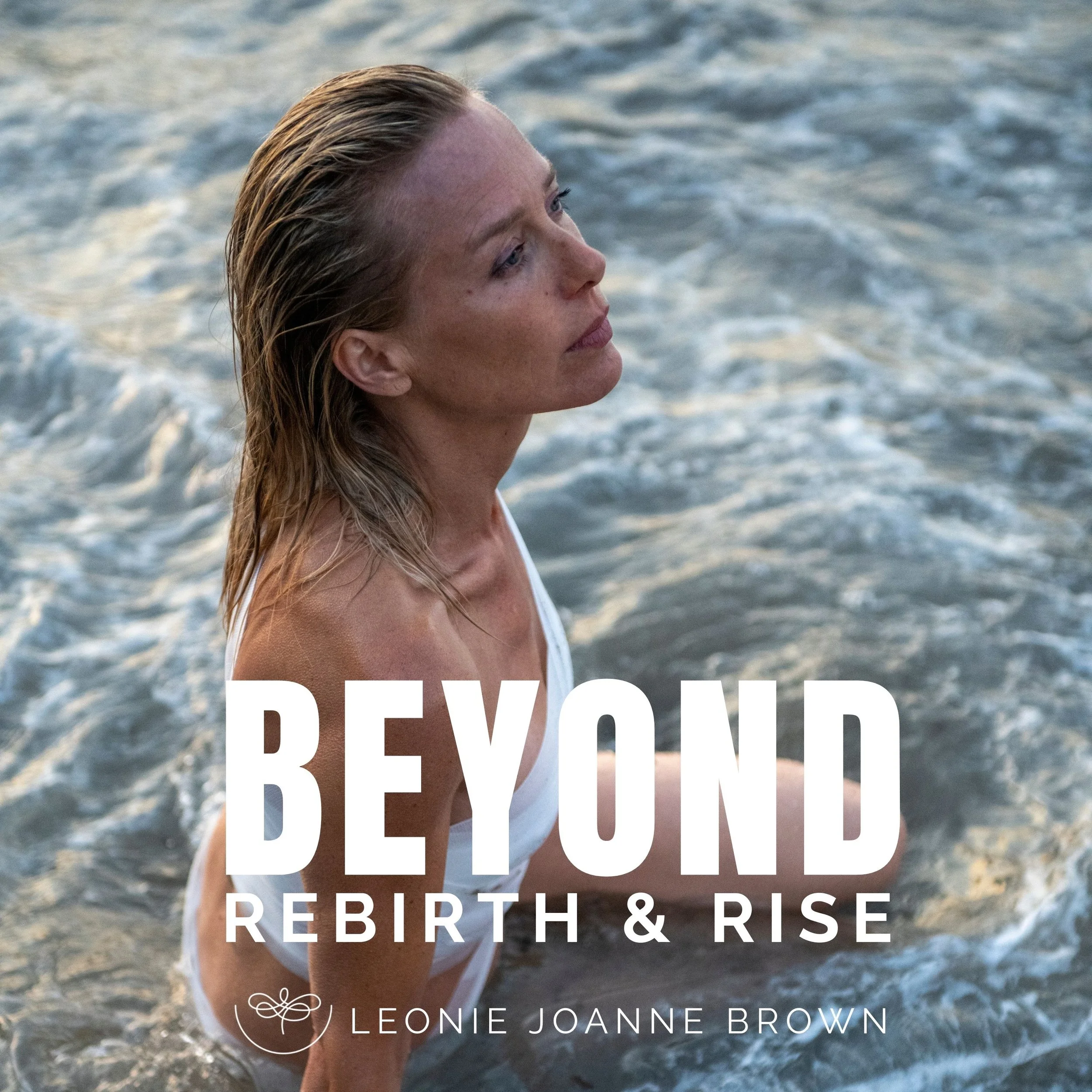 Podcast cover van Beyond - Rebirth & Rise, de podcast van Leonie Joanne Brown over persoonlijke ontwikkeling, opstellingen en wedergeboorte