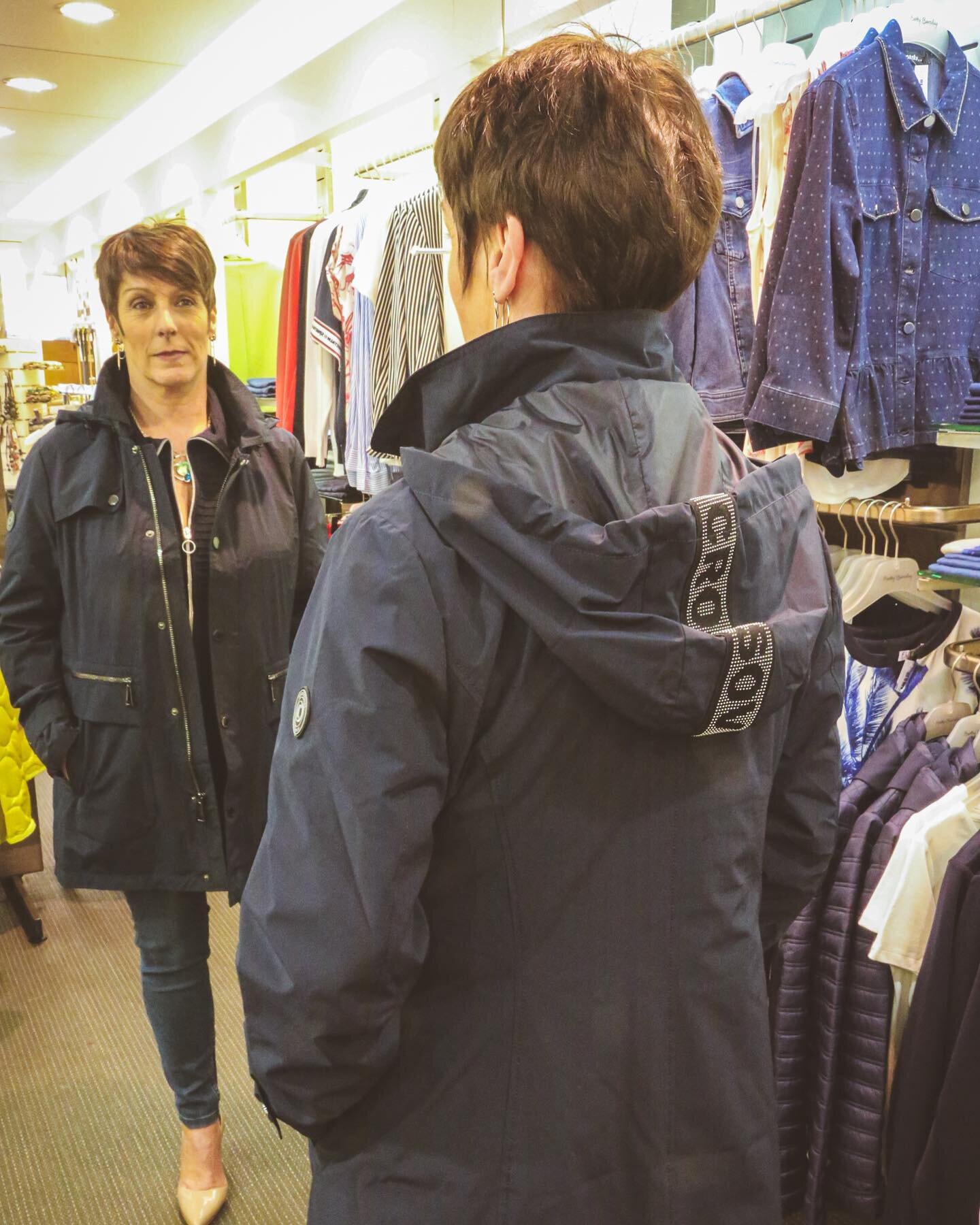 Notre rem&egrave;de anti grisaille ? 
Une bonne s&eacute;ance shopping chez @odonata_conceptstore et un joli manteau de saison de la marque @bettybarclay_official 
Et vous, c&rsquo;est quoi votre rem&egrave;de ? 
Belle journ&eacute;e &agrave; tous ✨?