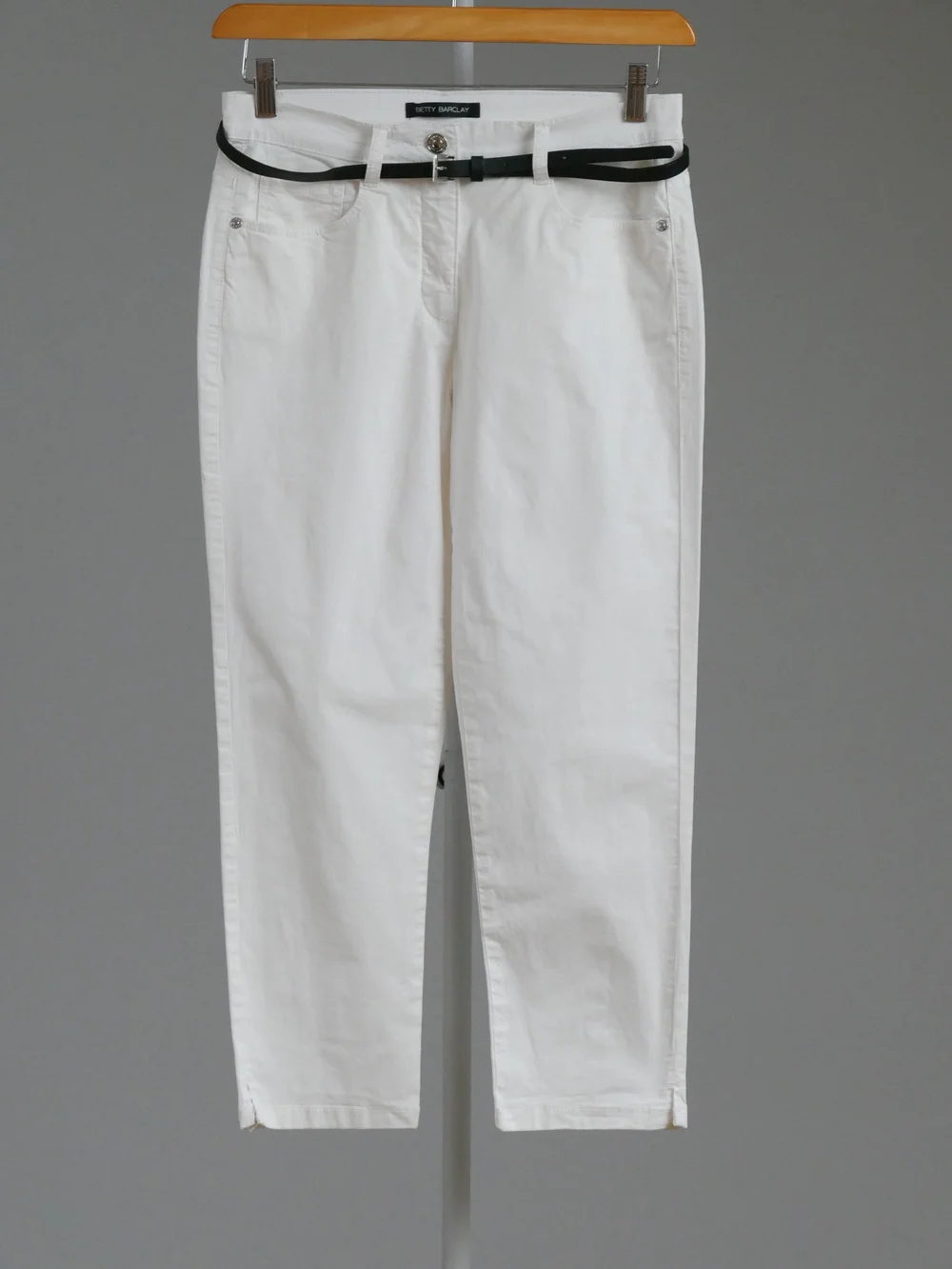 Pantacourt ivoire d'été avec ceinture en coton BETTY BARCLAY