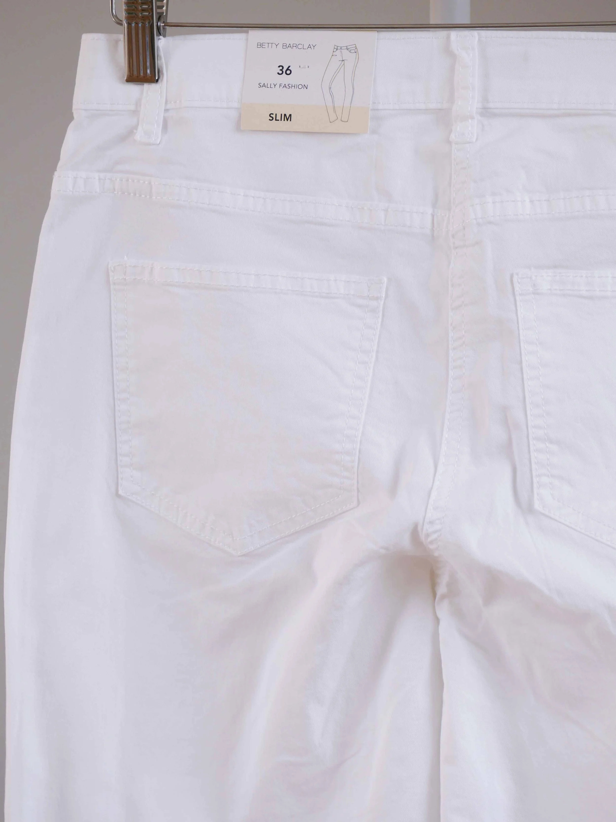 Le pantacourt blanc coupe slim fit en coton BETTY BARCLAY - odonata 10.jpg