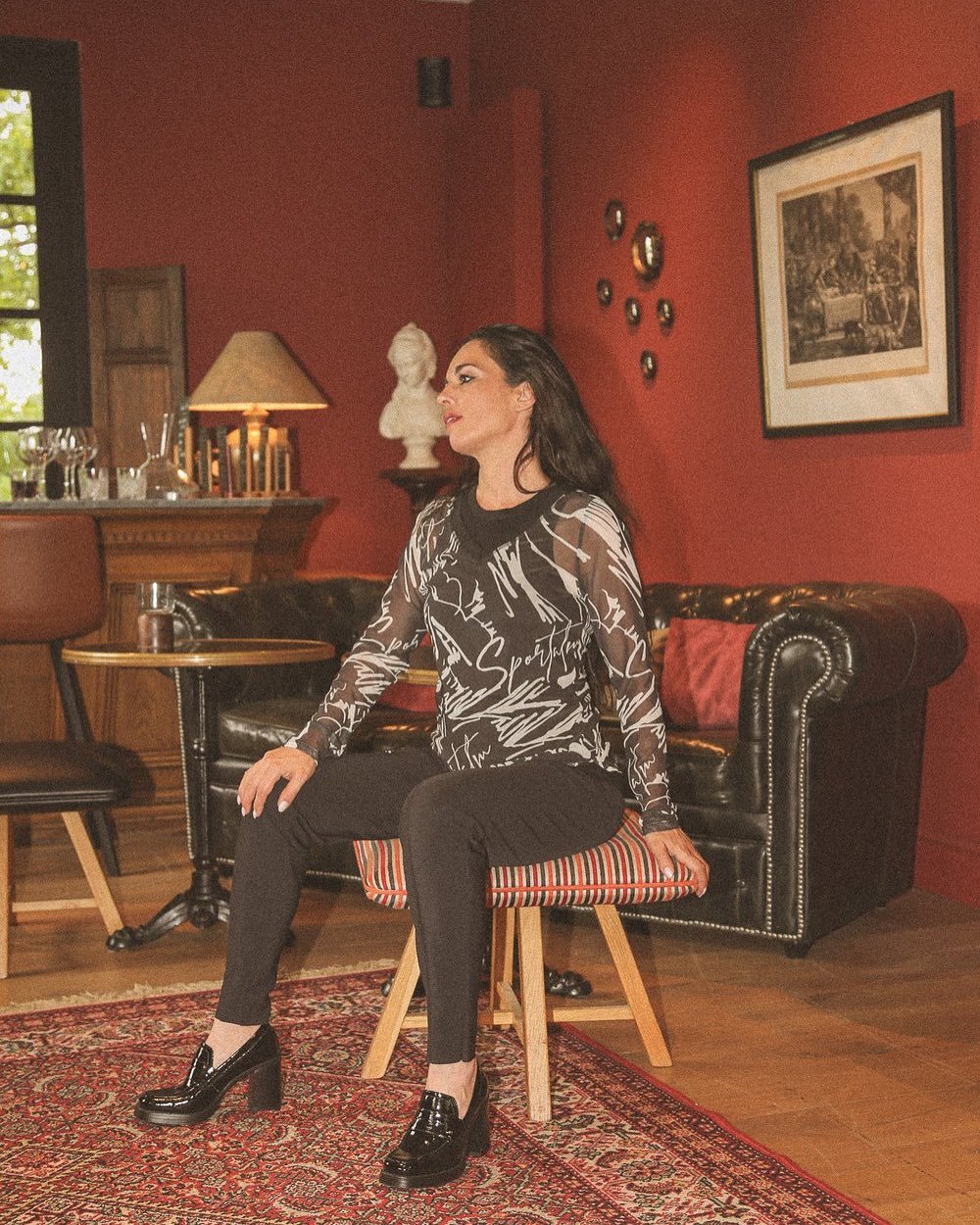 Coup de c&oelig;ur pour un total look black &amp; white sign&eacute; @sportalm_kb : l&rsquo;&eacute;l&eacute;gance graphique avec un total look noir et blanc compos&eacute; d&rsquo;un pantalon bien coup&eacute; au design original, un gilet d&eacute;s