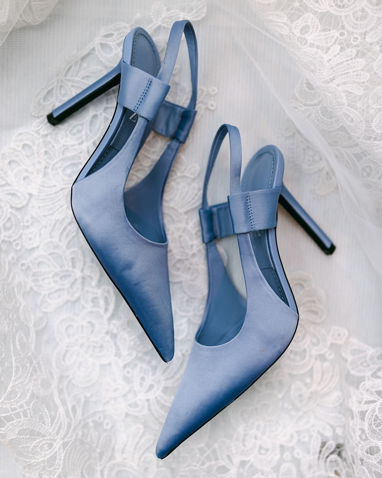 A little commotion for the blue wedding shoes 💙🦋🌀

Photographer: @larisashorinaphotography