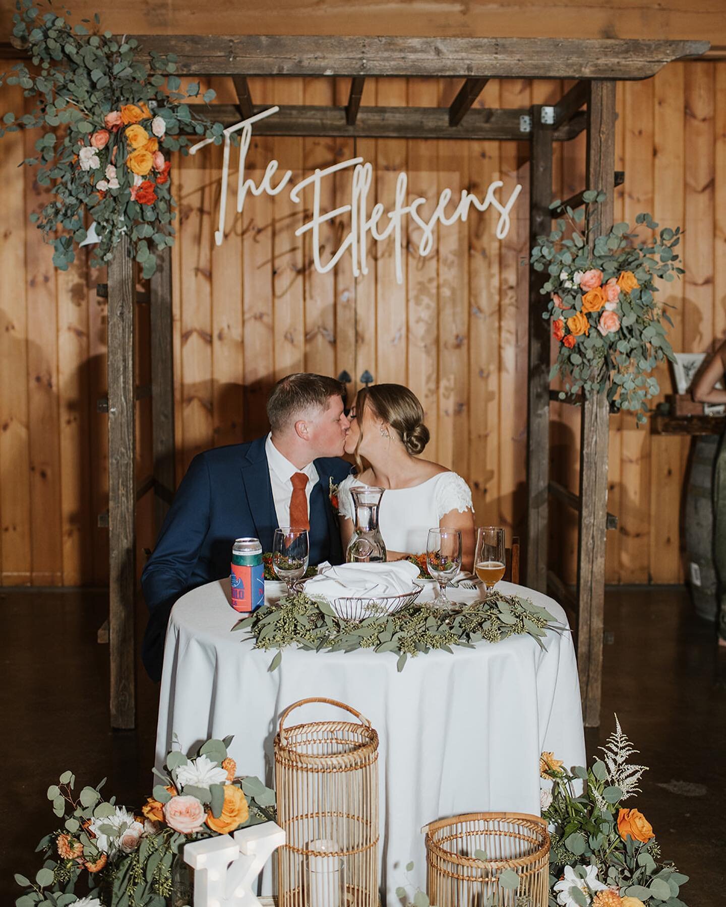 The sweetheart table 🫶🏼

📸: @alexandjullyphotography 
Venue: @indianridgepreserve 
Florals: @flowersbyapril 
Event coordinator: @a.cuomo_ 
Planner: @tayloredevents.co