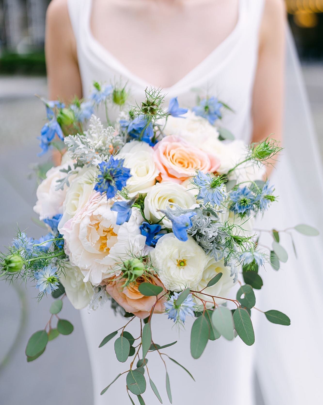 This cold ny weather has me dreaming of bight spring florals 😍

📸: @larissasorokaphoto 
Florals: @fleursdumois 
Planner: @tayloredevents.co