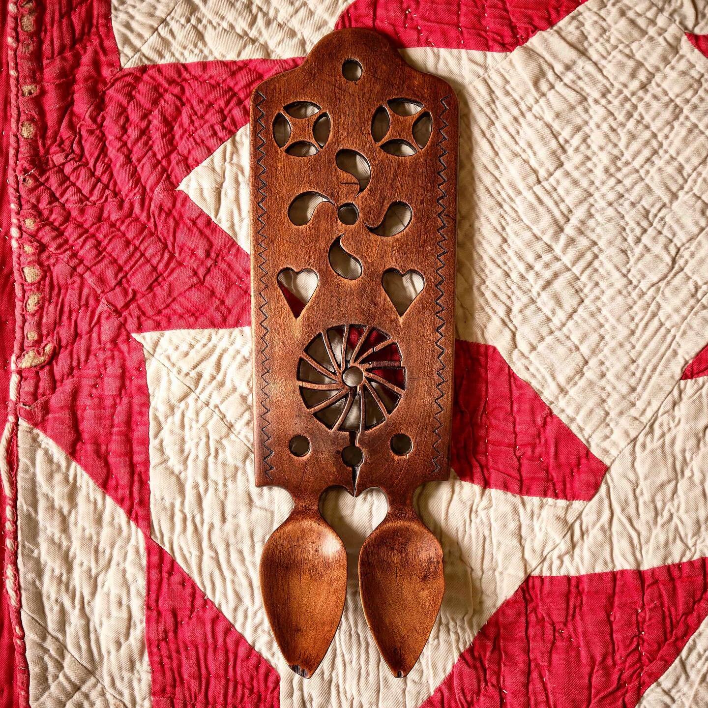 Dydd Gwyl Dewi Hapus! Happy St David&rsquo;s Day!
🏴󠁧󠁢󠁷󠁬󠁳󠁿😊

*the spoon is not for sale, sorry
&bull;
&bull;
&bull;
#havardandhavardantiques #stdavidsday #dyddgwyldewi #stdavids #stdavid #welsh #lovespoon #folkart #welshlovespoon #wales #antiq