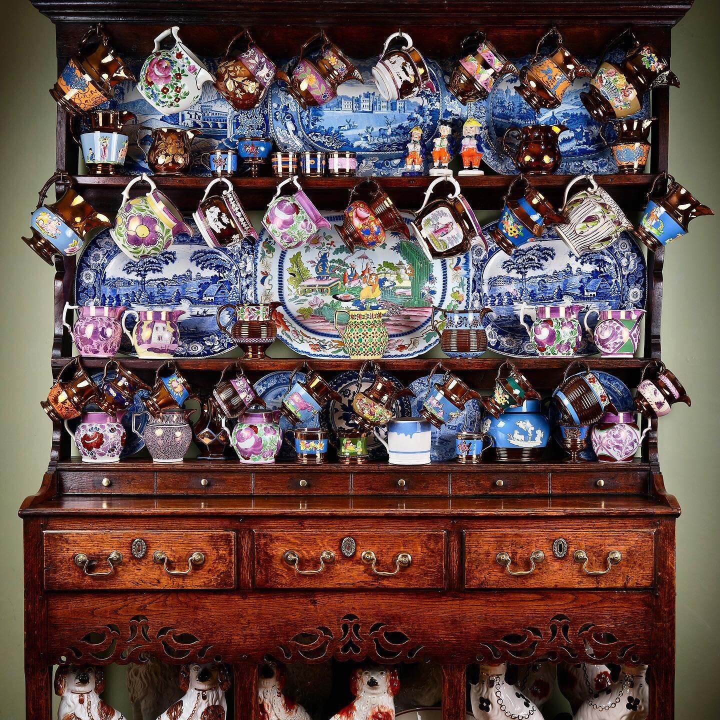 A particularly lovely Welsh oak dresser, lavishly dressed with a traditional mix of our favourite things!

More information can be found on our website - &lsquo;Georgian Welsh Oak Potboard Dresser&rsquo;.

Now #sold 🔴

* Ceramics used to decorate th