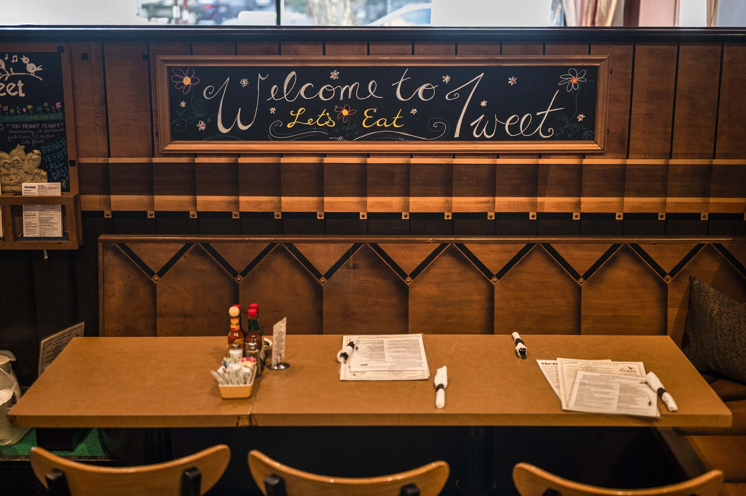 Tweet Room Table with Welcome Sign.jpg