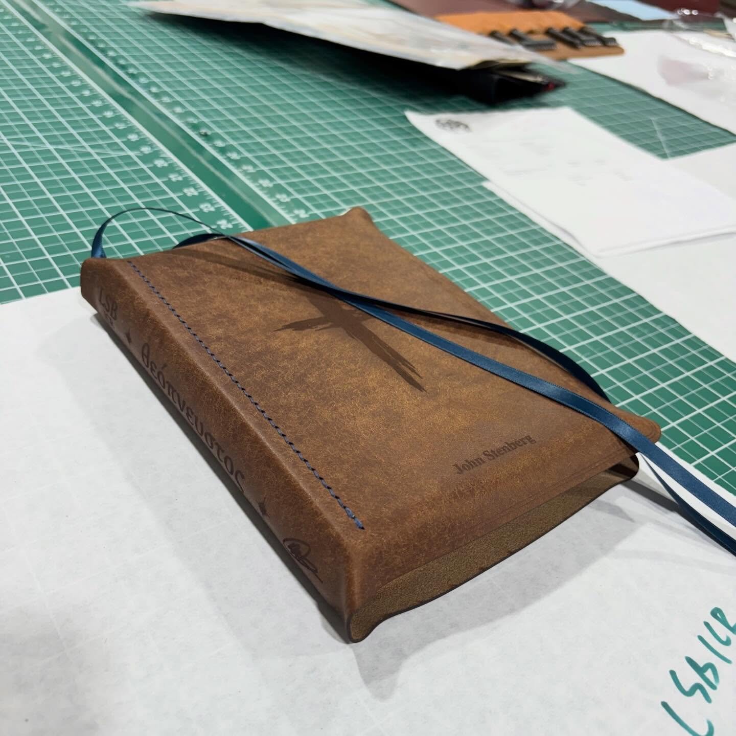 Whoa!!! Loving this color scheme. Pueblo walnut and peacock ribbons. 🤌