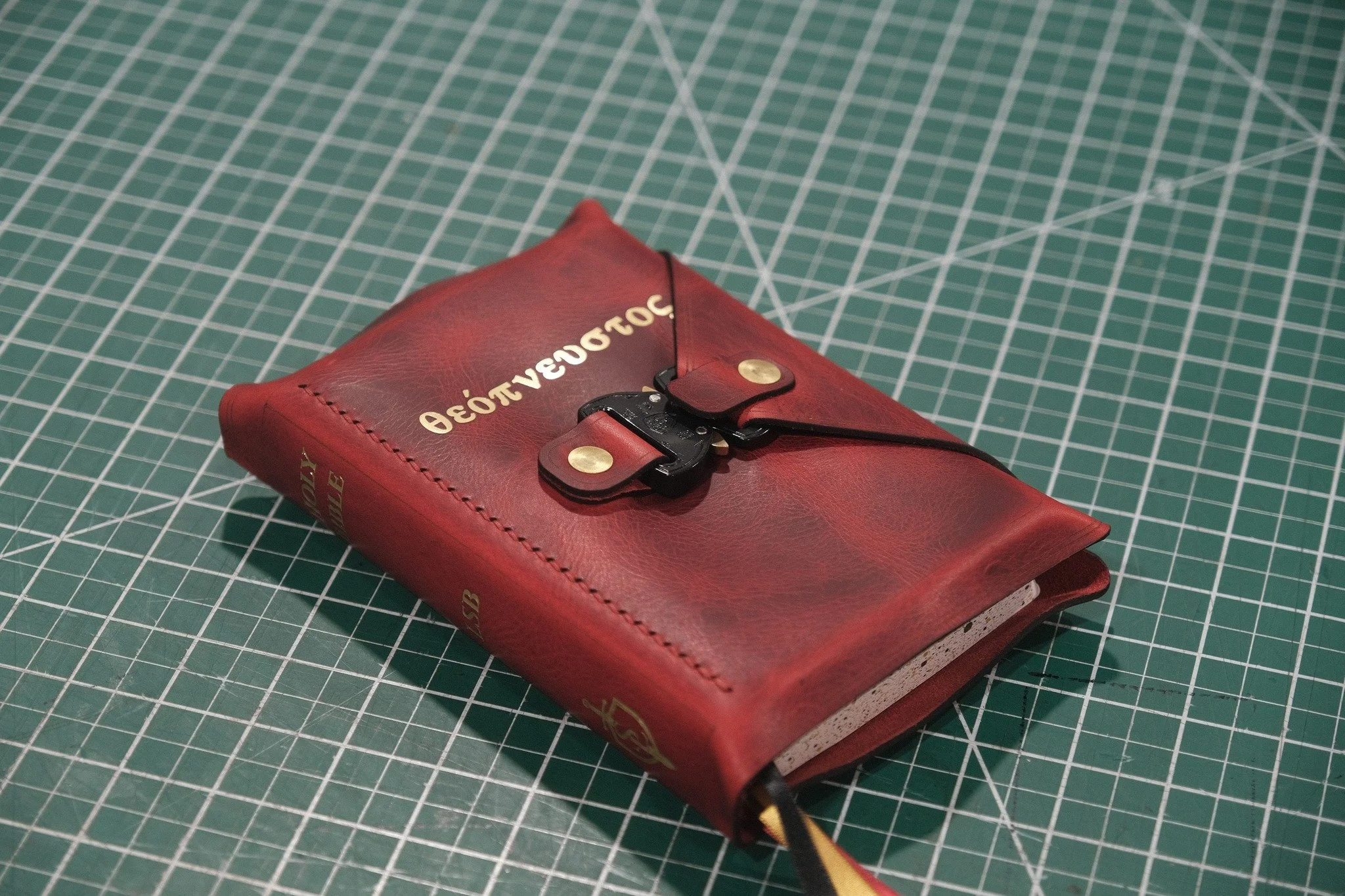 A closer look at this LSB PPR Wrapped.

Waxy red with red stitching. 
Black - Antique Gold. - Scarlet Ribbons.
Gold foil Stamping.
Speckled page edges.
Cobra Buckle.

One of a kind!

#SofieldLeather #LegacyStandardBible #LSB #LSBPPR #Theopneustos #Le