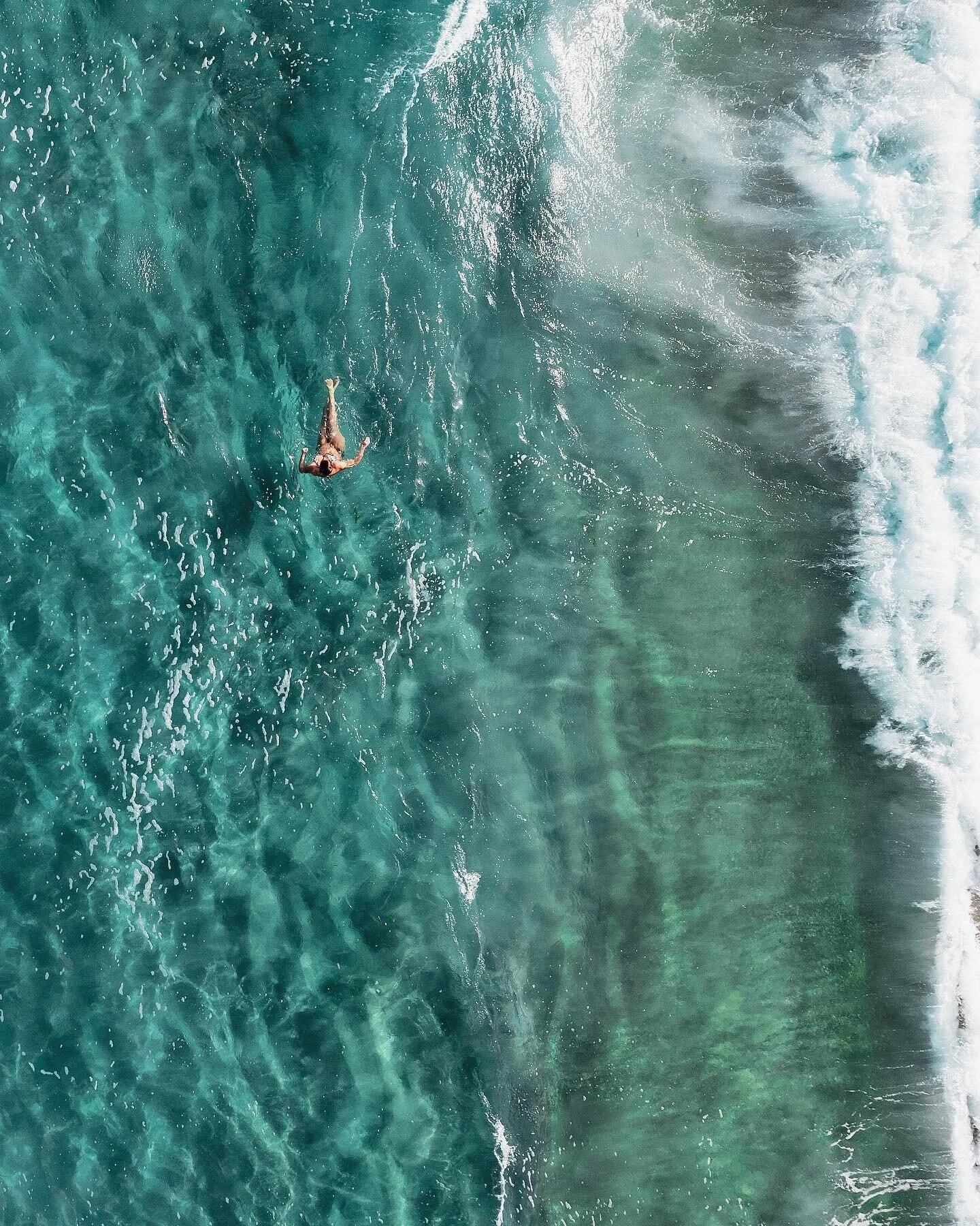🌊🌴☀️ Can you think of a better way to spend a day than floating in gorgeous waters like this?! I know my friends and family up north are ever so slightly jealous about me living 5 minutes from this&hellip; but I assure you it&rsquo;s not ALL sunshi