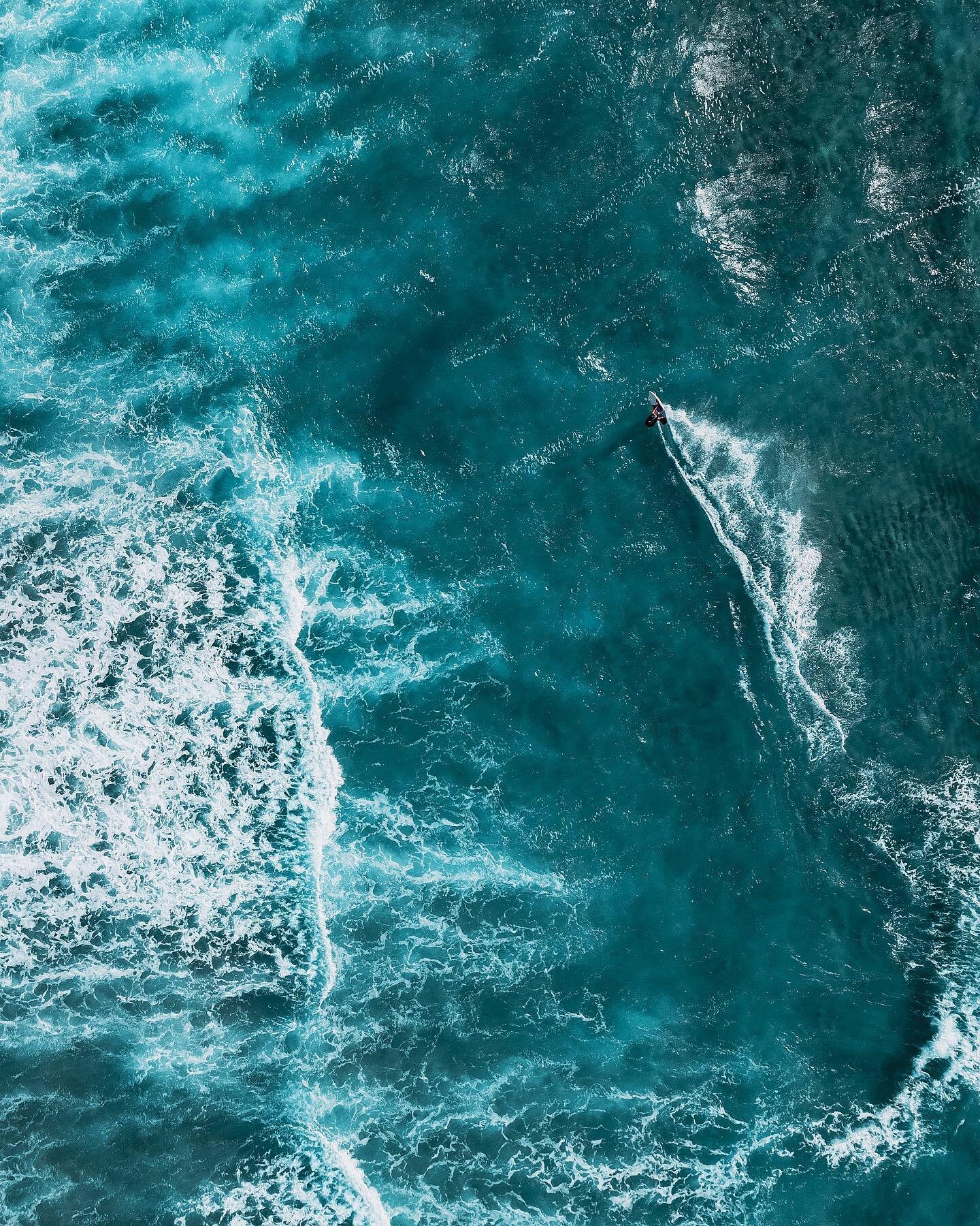🌊🏄🏻&zwj;♂️⛅️🌴 When the waves are out, the surfers come flocking! South Florida isn&rsquo;t particularly famous for its surf, but from time to time, the conditions are just right! Tag someone below who would absolute shred! 

-
-
-
#fortlauderdale